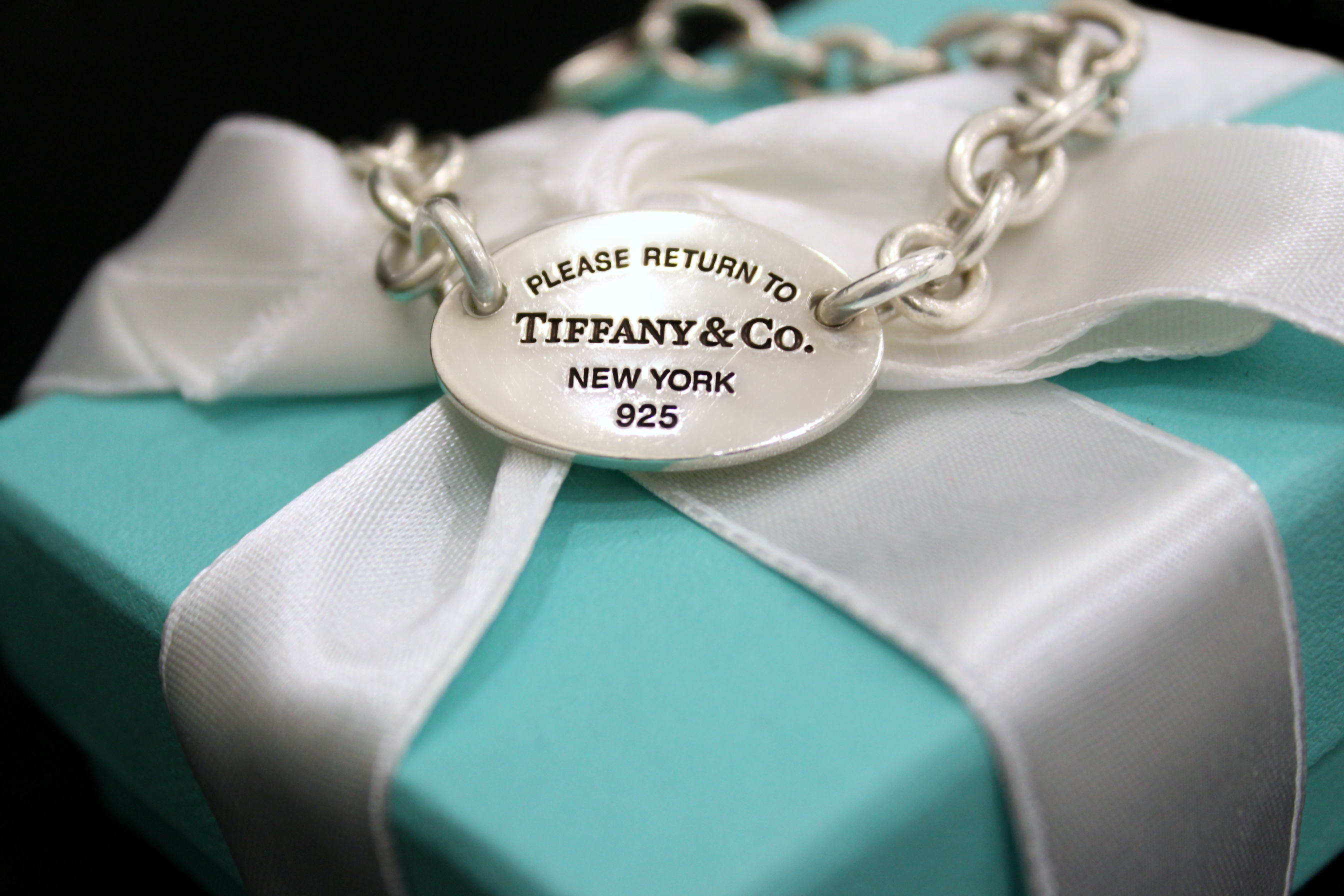 Image Tiffany Box Chain Ribbon Closeup Jewelry 26x1792