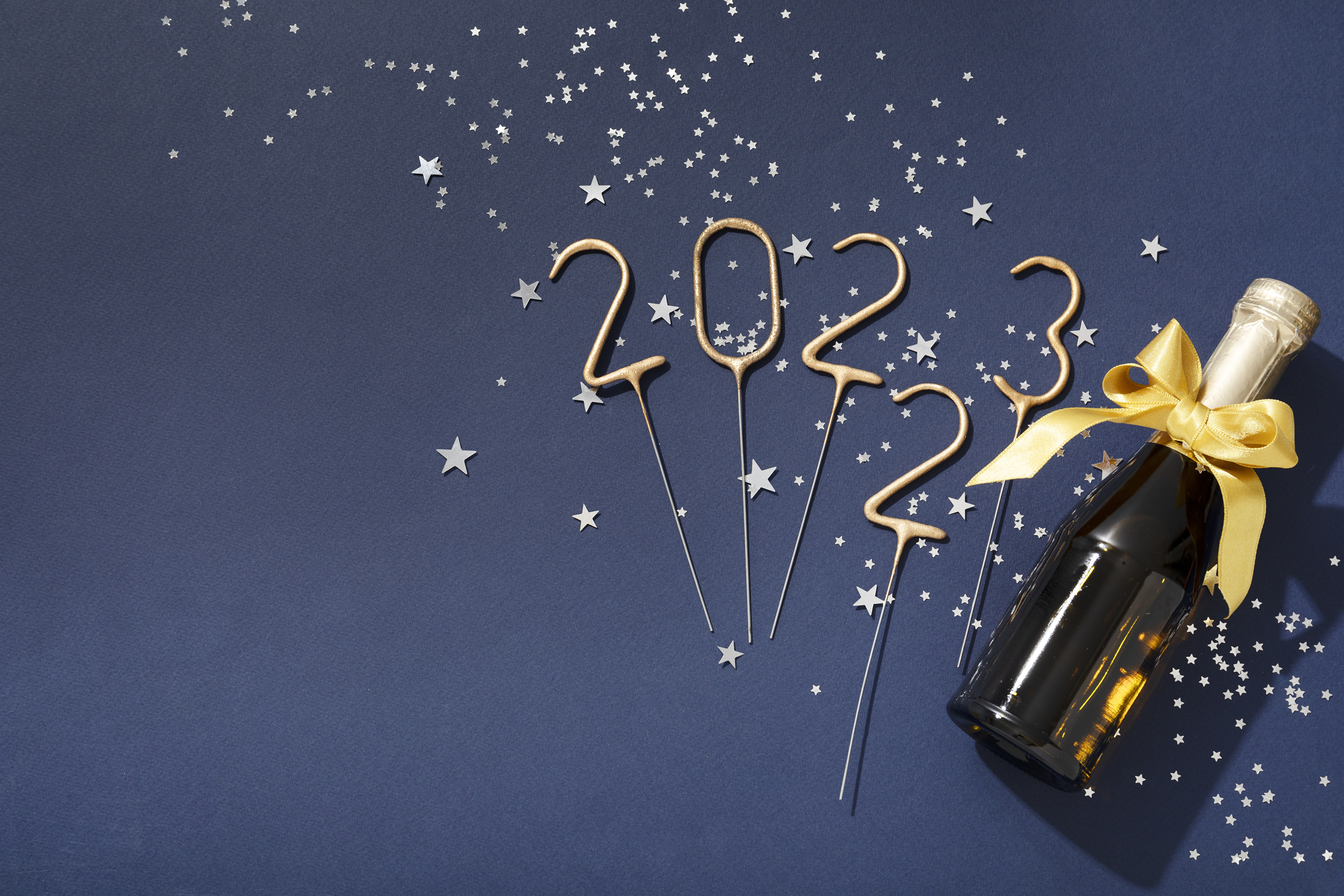 Шампанского 2022. Новый год обои. Новогодние открытки картинки. Новогодние картинки с шампанским. Новогодние картинки на рабочий стол.