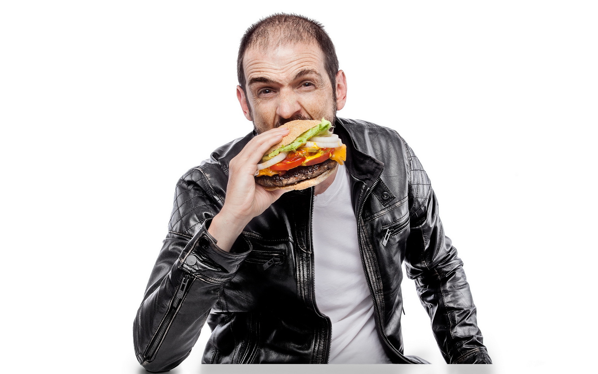 Фото мужчина куртках Гамбургер Фастфуд Мужчины куртке куртки Куртка Быстрое питание