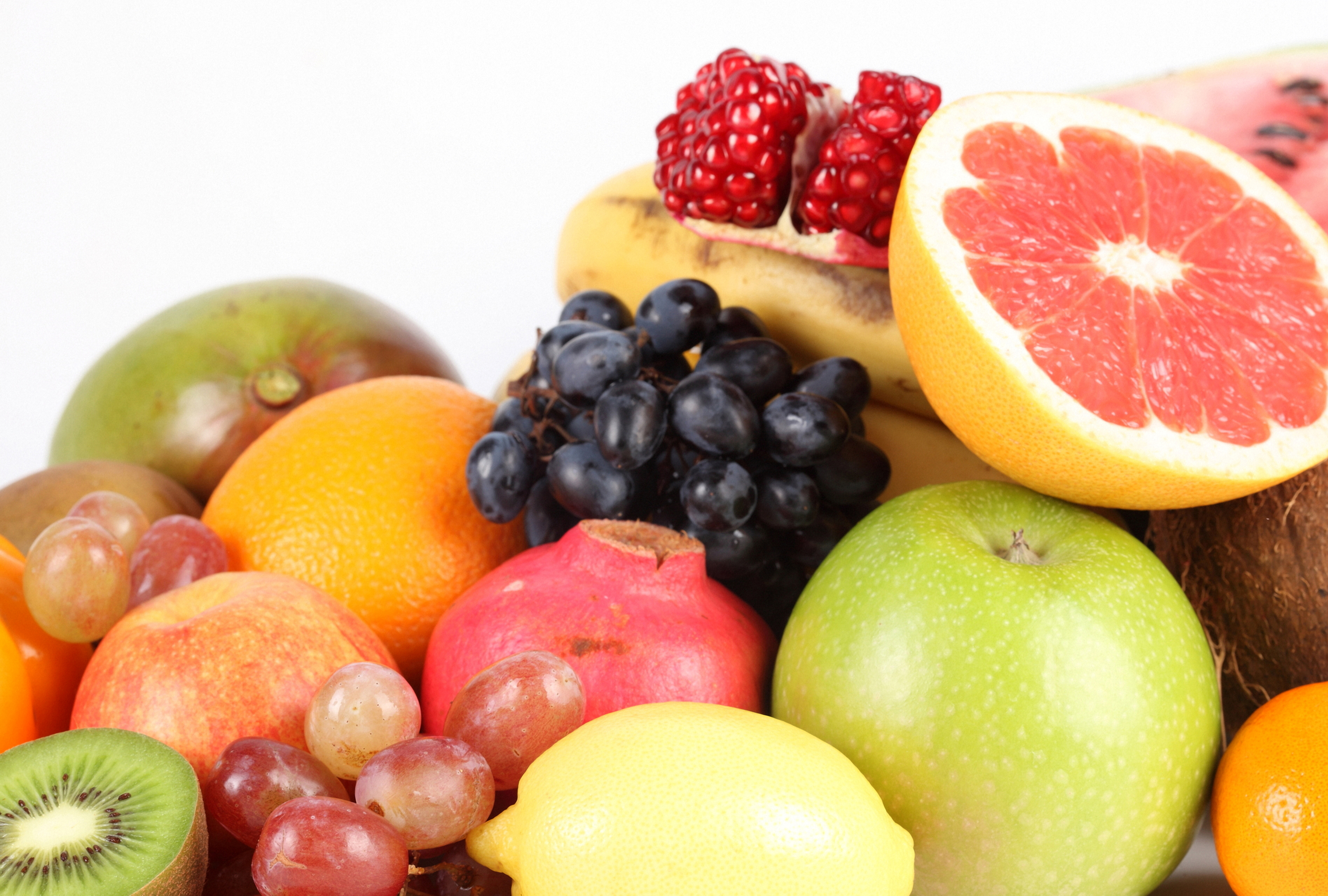 В вазе лежат 4 разных фрукта. Фрукты. Разные фрукты. Разные фрукты и ягоды. Разнообразные фрукты.