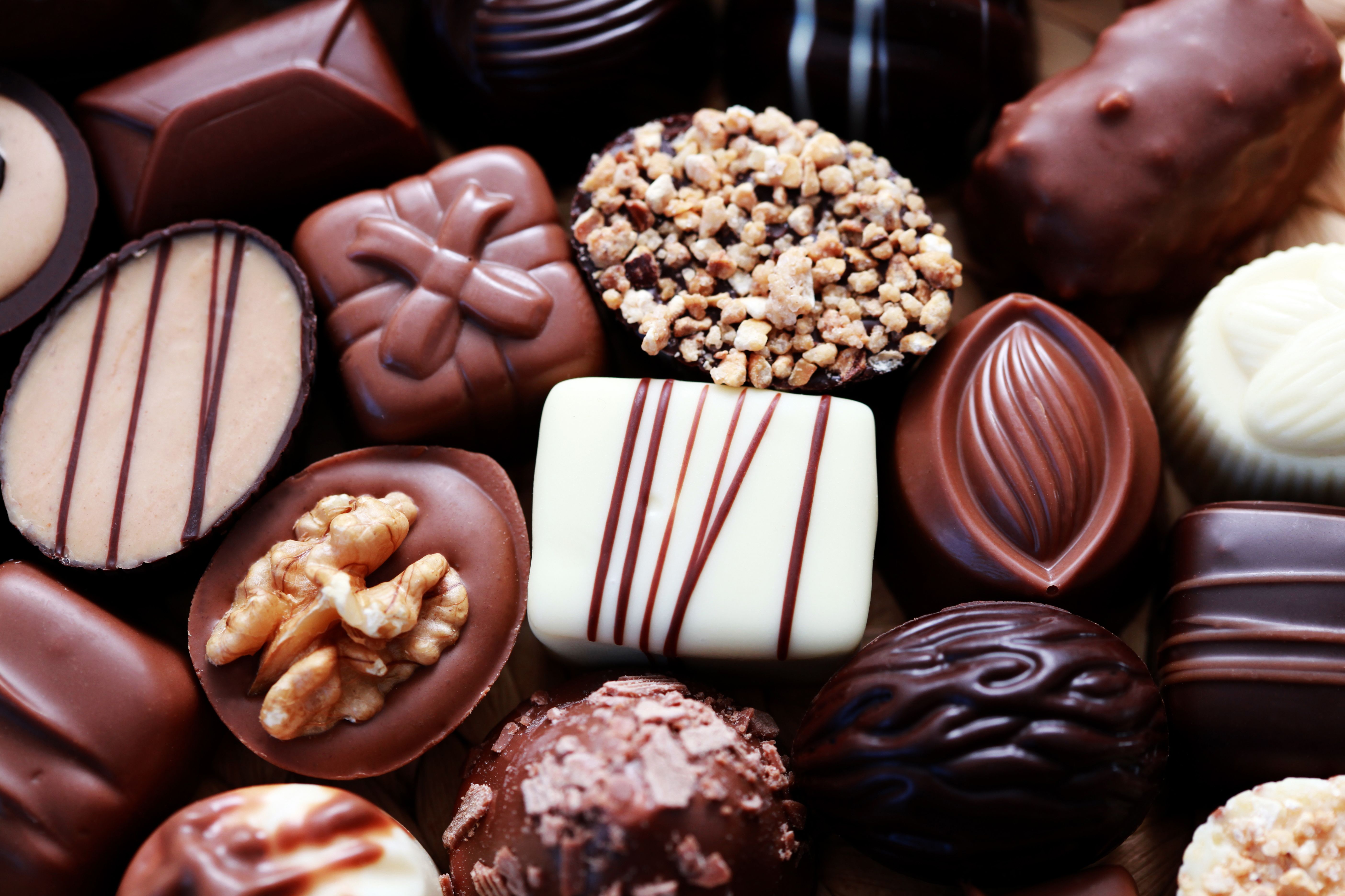 Что находится в сладостях. Шоколадные конфеты. Сладости конфеты шоколад. Красивые конфеты. Шоколадные кондитерские изделия.