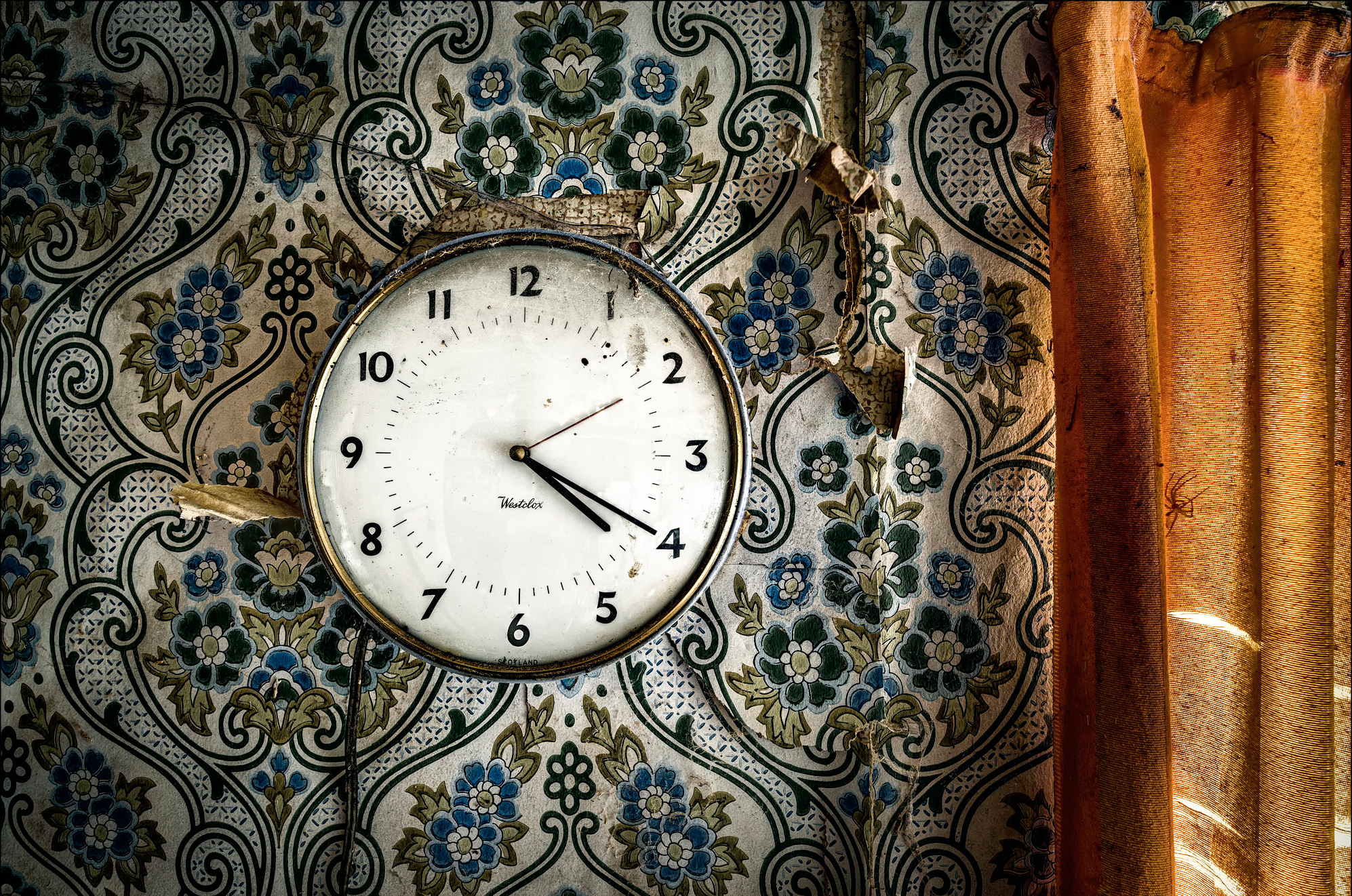 Фото обоев на часы. Старинные часы. Часы на стену. Старинные часы на стене. Фон с часами.