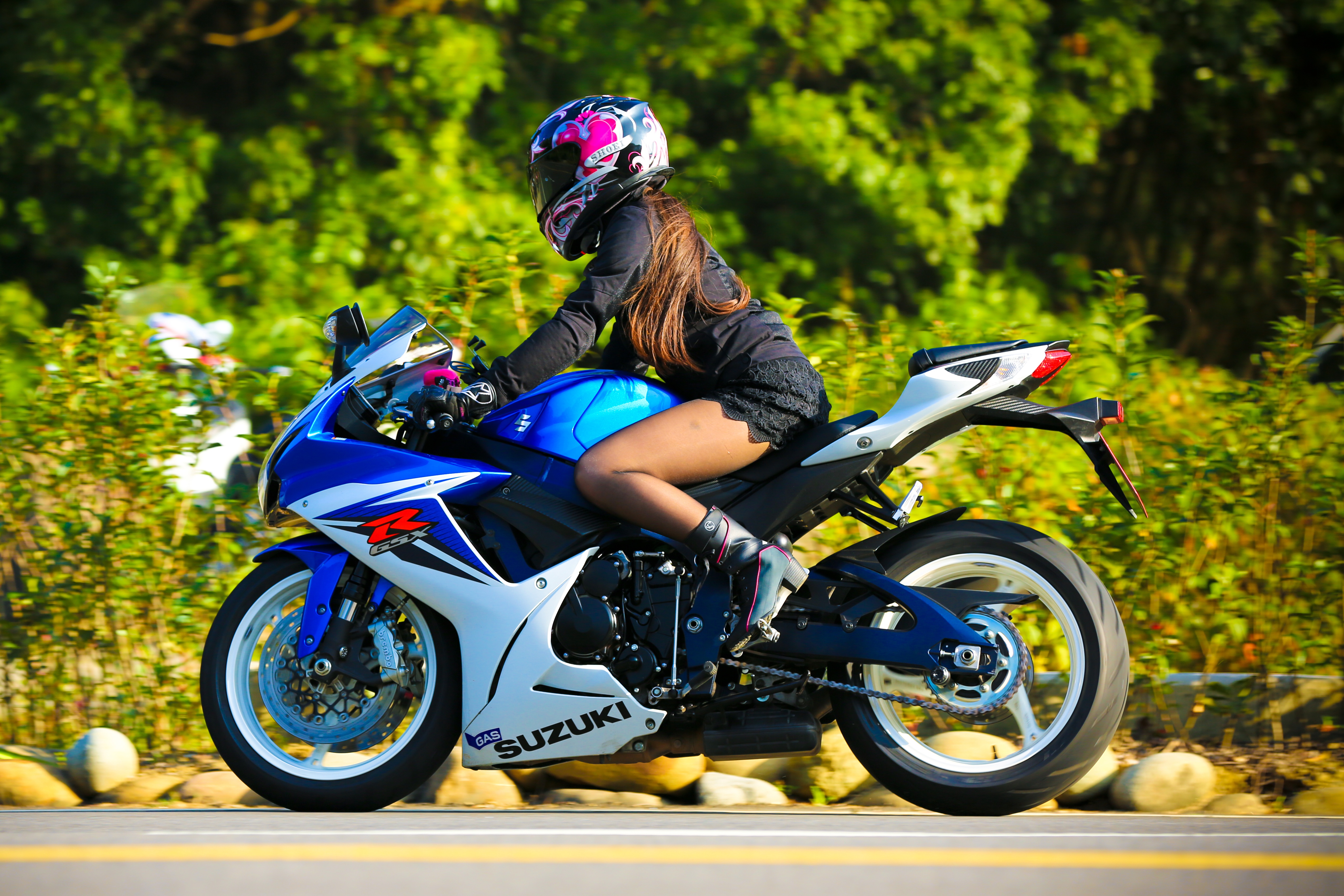 壁紙 5098x3399 スズキバイク Gsx R ヘルメット オートバイ 少女 ダウンロード 写真