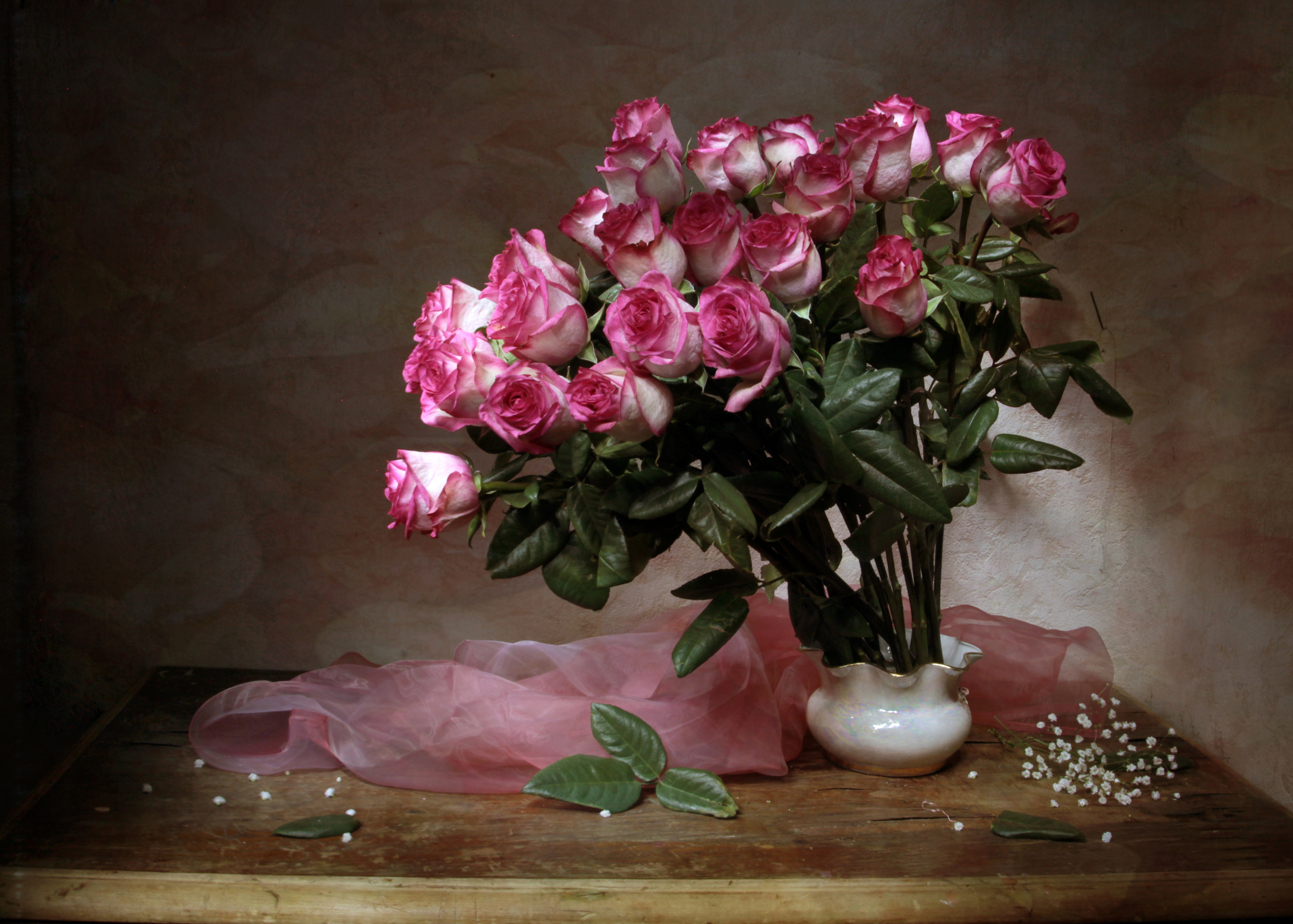 Картинка с цветами на столе. Цветы в вазе. Розы в вазе. Букеты в вазах. Букет цветов в вазе.