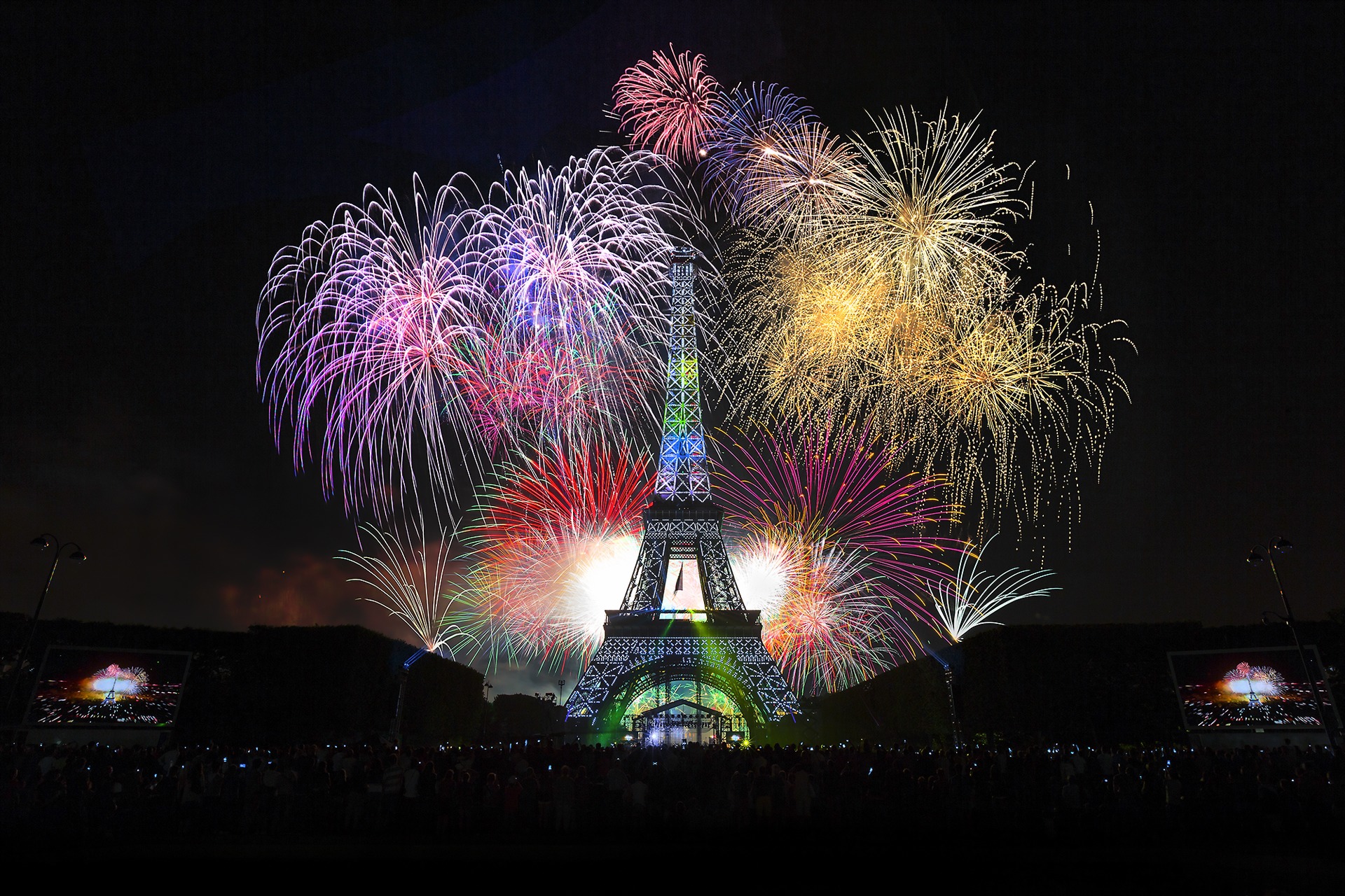 Салют по английски. Франция Париж Эйфелева башня салют. Париж Эйфелева башня новогодний салют. Новый год во Франции. Новогодний салют в Париже.
