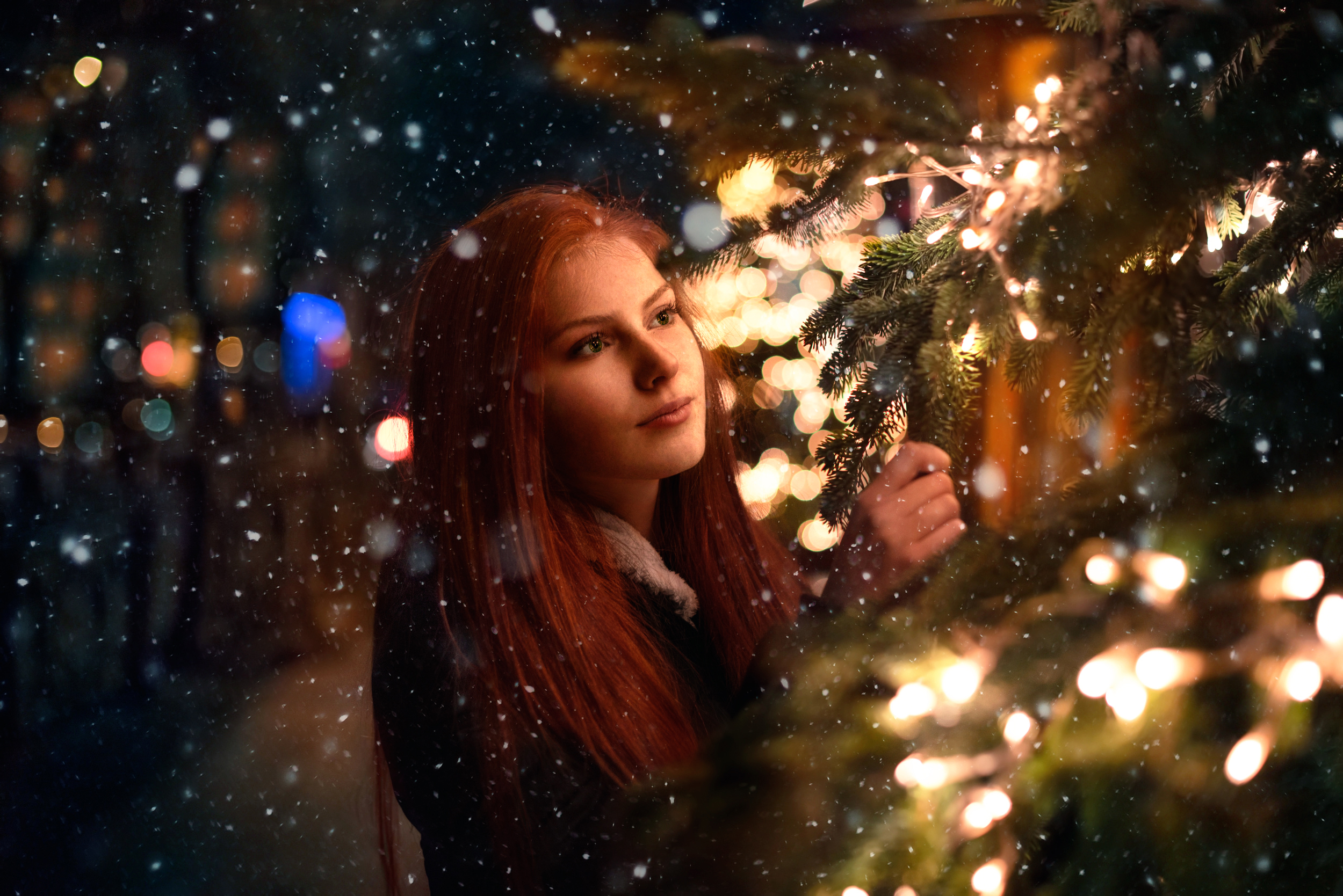 Девушка на 1 вечер. Фотосессия с гирляндой. Зимний портрет. Девушка в снегу. Фотосессия у елки на улице.