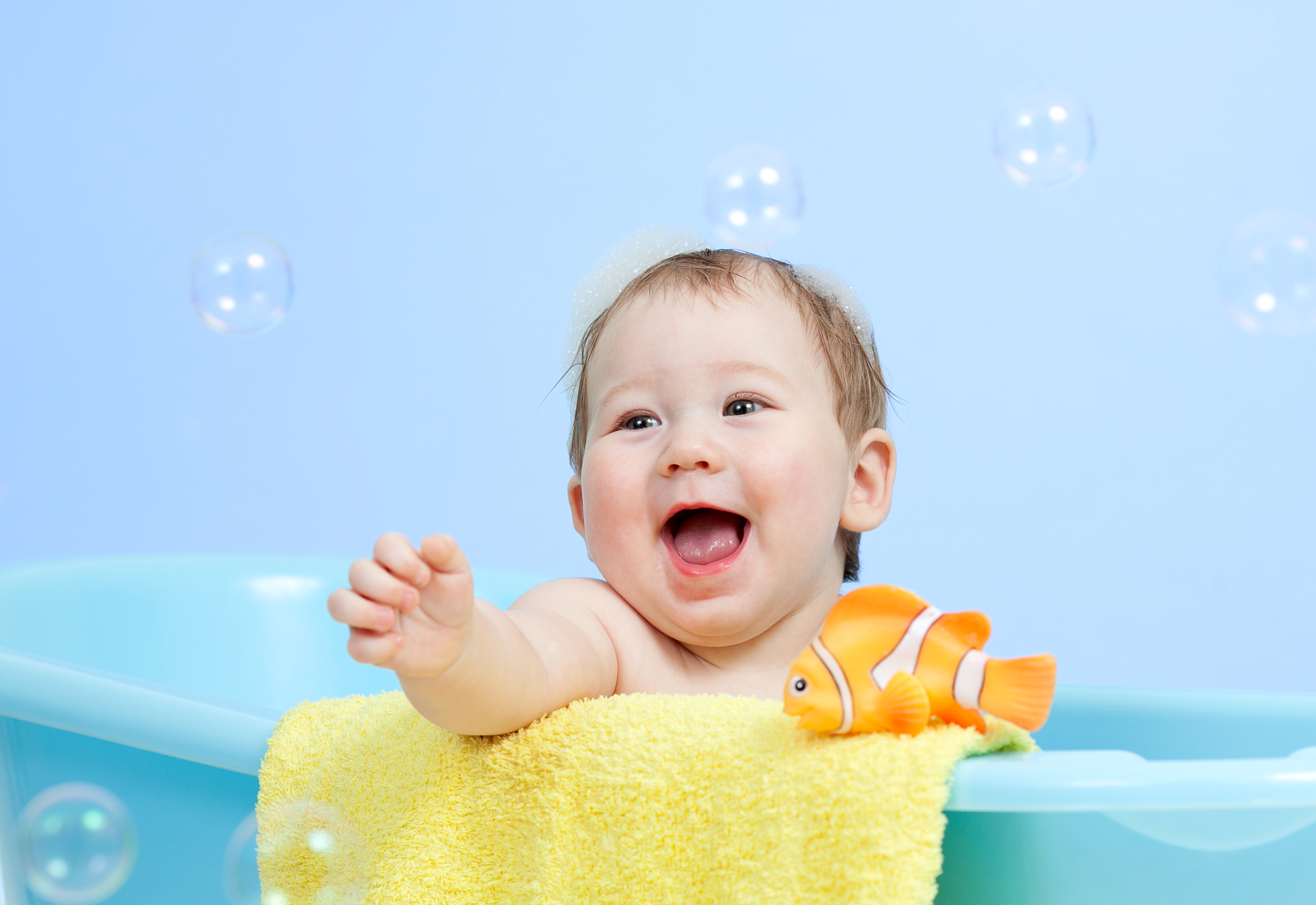 Купаться пена. Счастливый ребенок в ванне. Дети купаются в ванной. Malish kupayeca v vannoy. Счастливый ребенок в ванной.