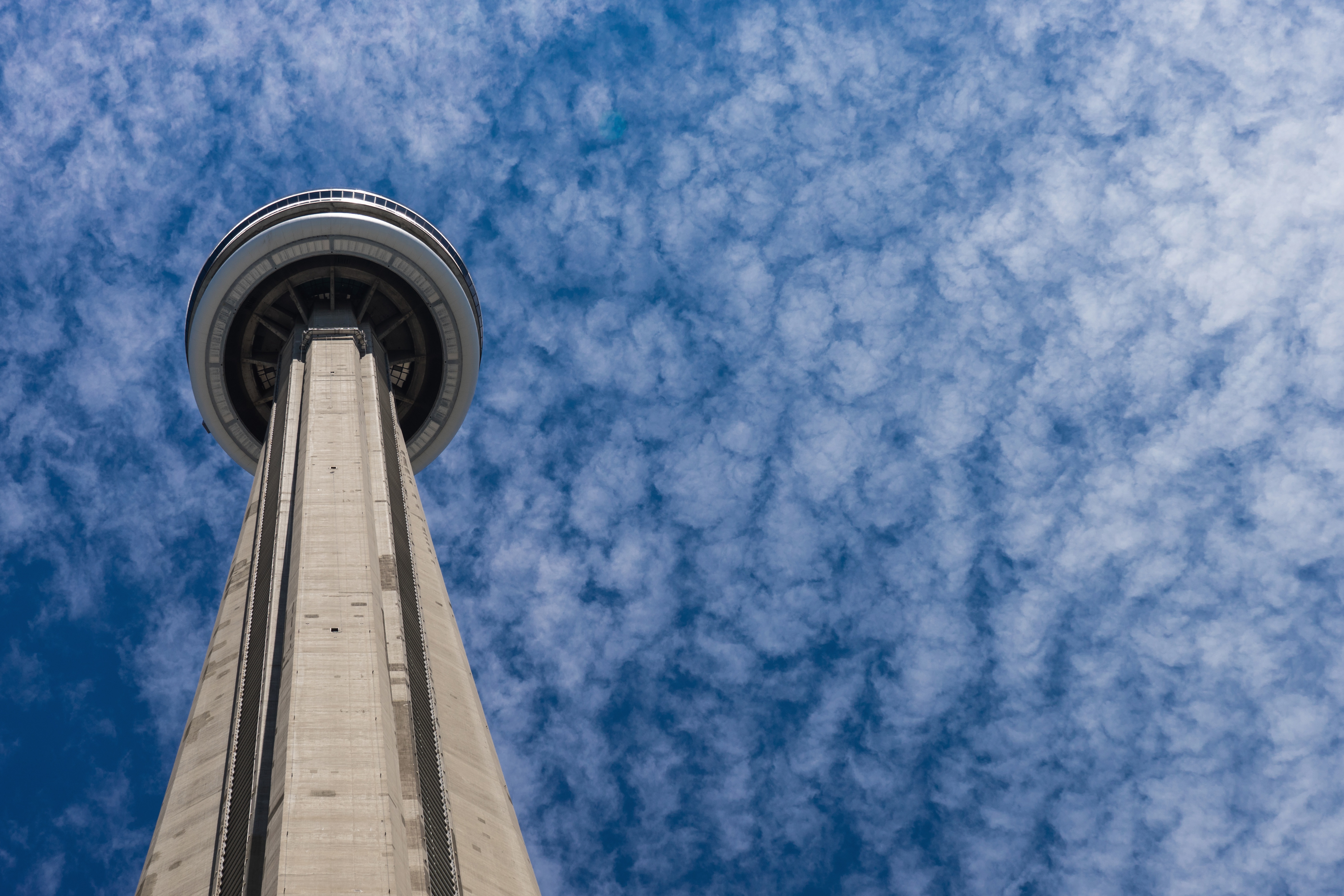 Снизу вверх честер. Башня си-эн Тауэр. Башня в Торонто. Башня Sky Tower. Фото си эн Тауэр.