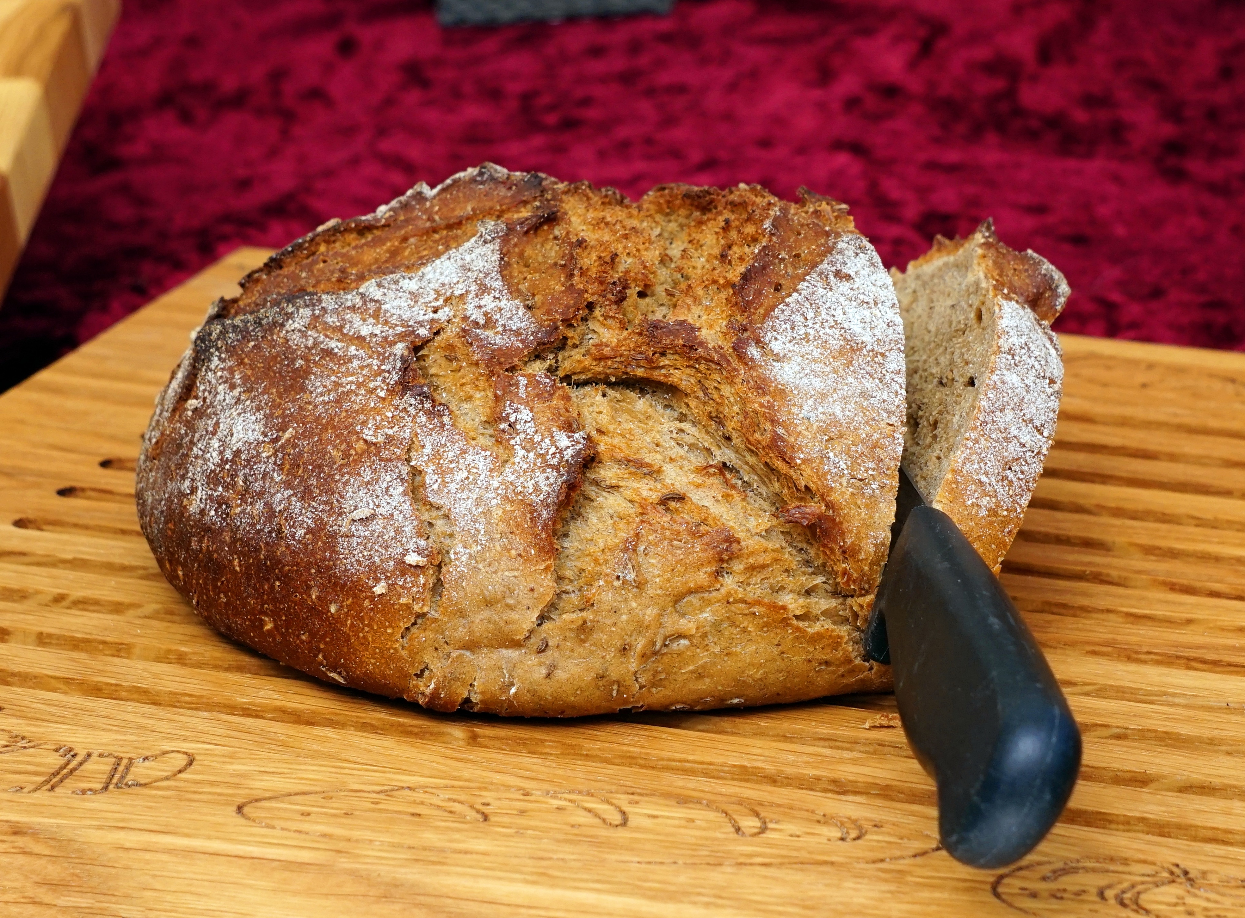 Свежо печеный. Нож для хлеба. Хлеб на столе. Хлеб картинка.