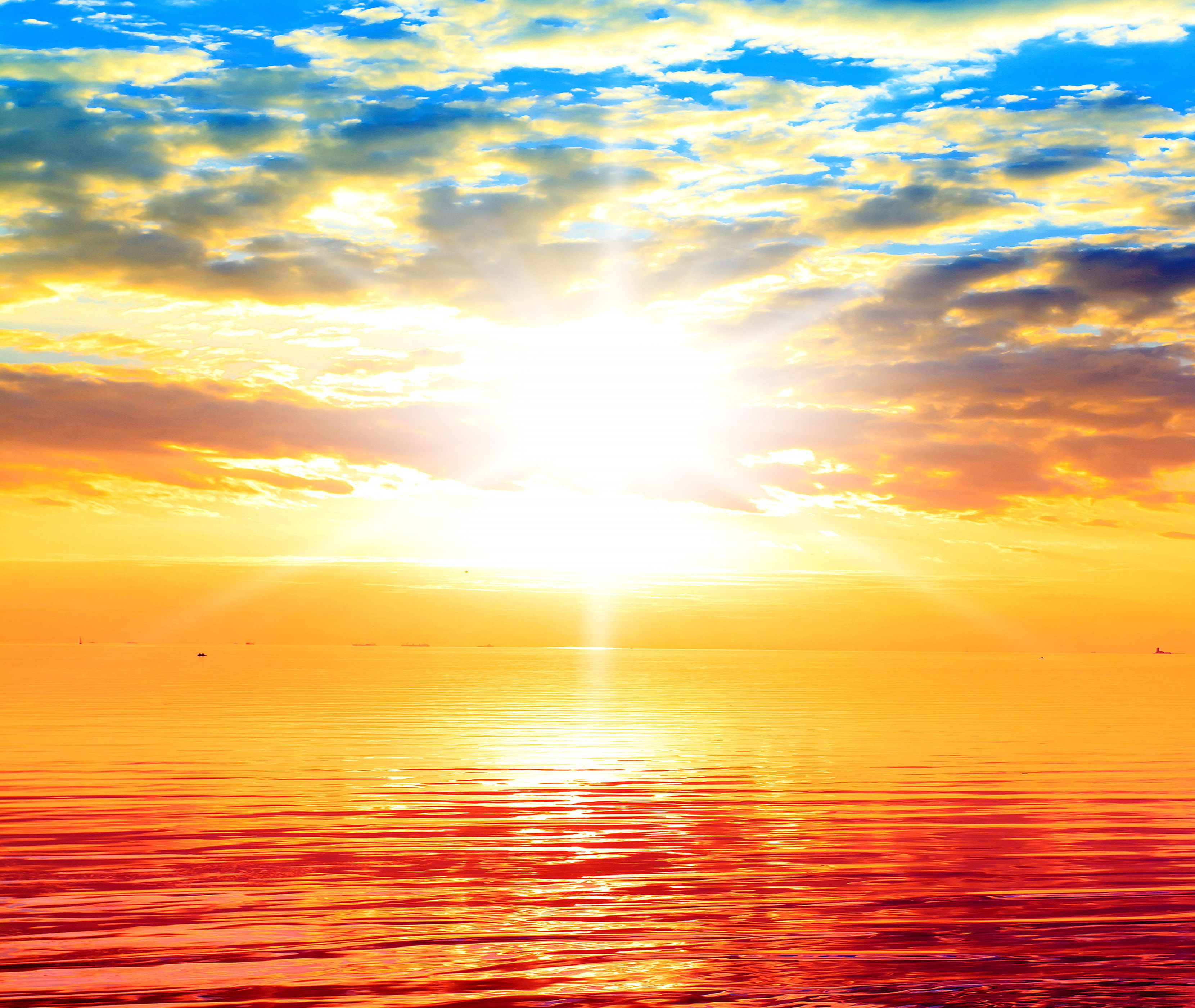 Солнечное небо над морем. Солнечное небо. Яркое солнце. Море солнце. Рассвет.