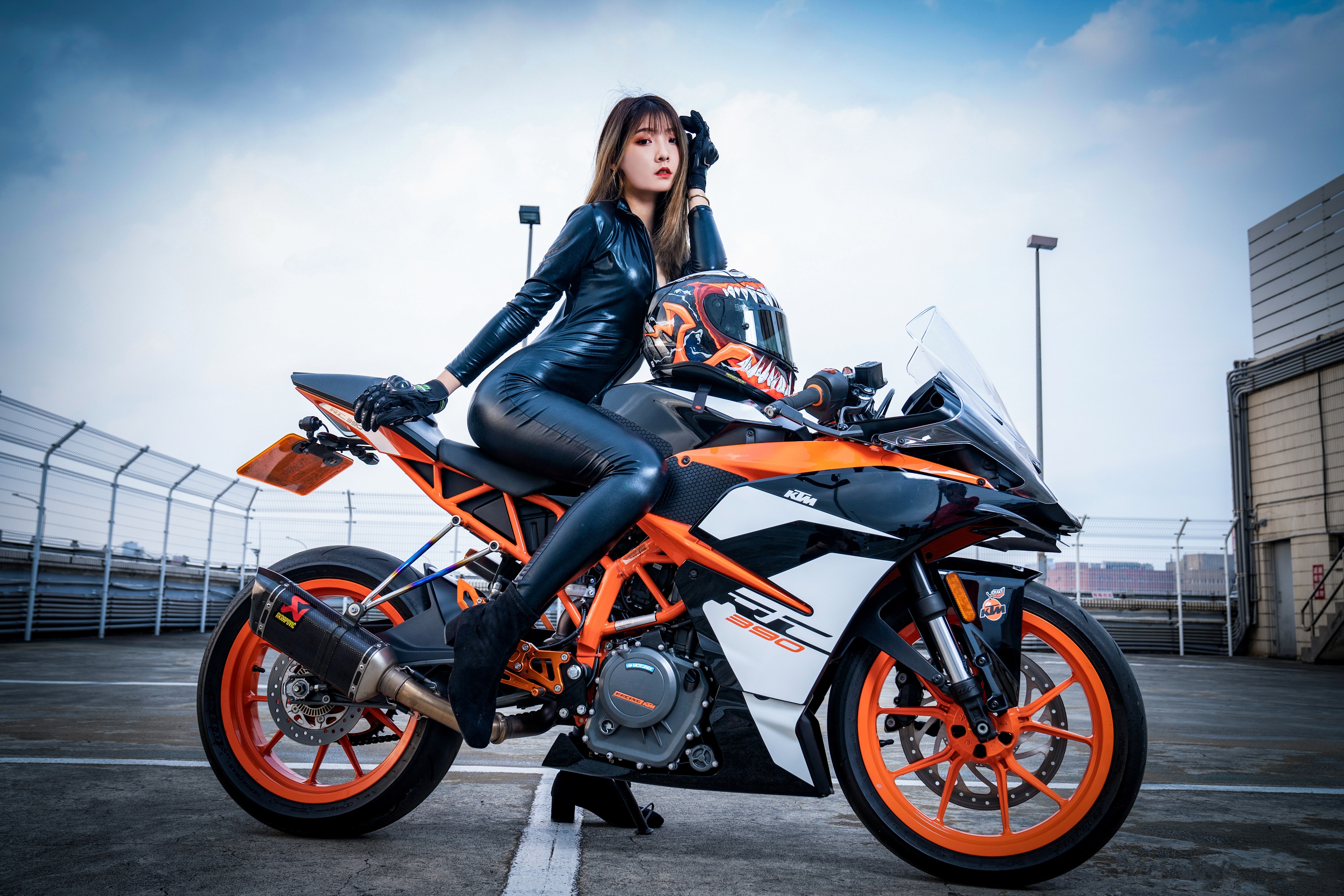Fondos de Pantalla 3840x2560 KTM Motocicleta Asiático Lateralmente Latex  Sentado Chicas Motocicleta descargar imagenes