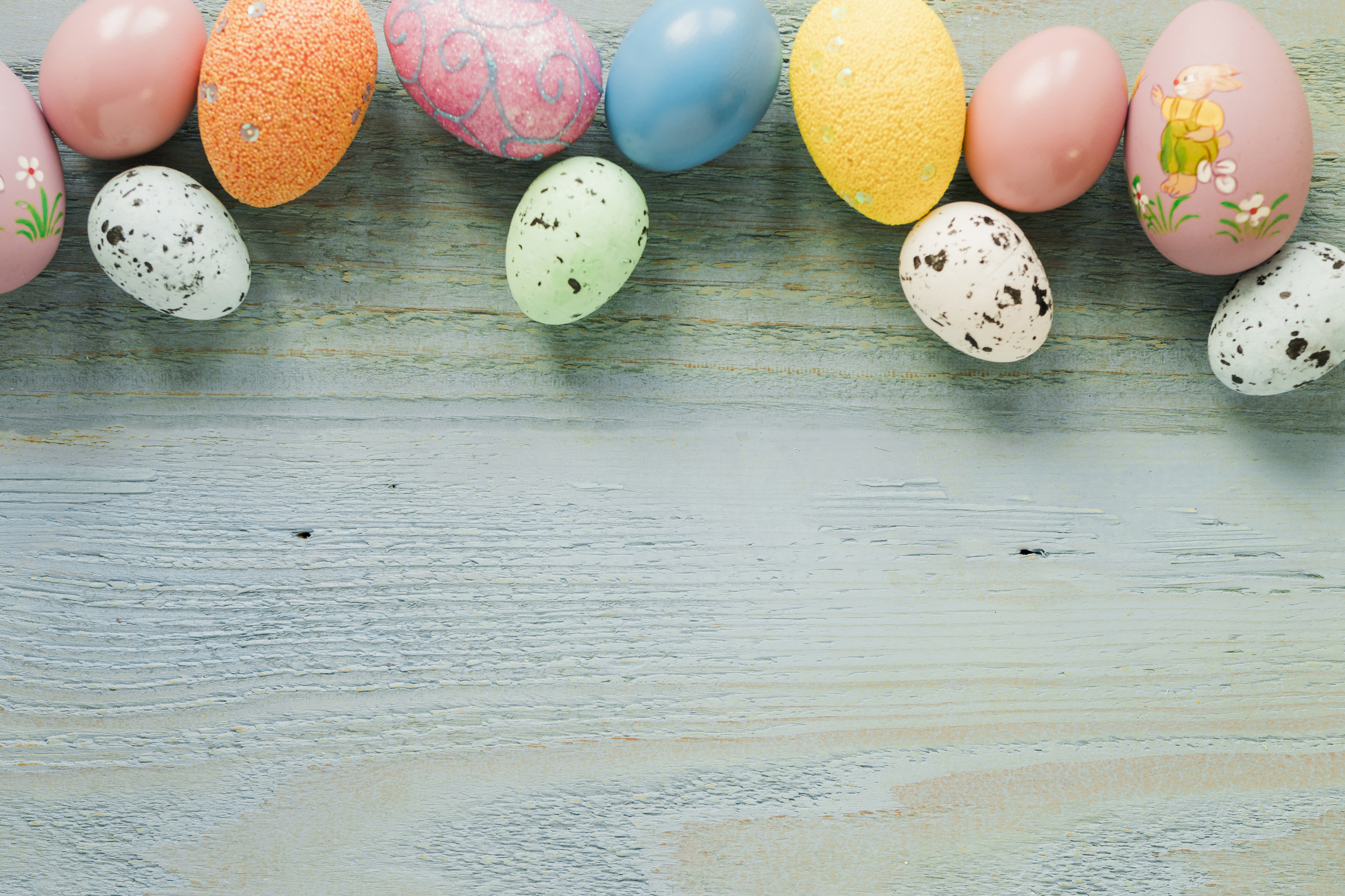 Desktop Hintergrundbilder Ostern Bunte Ei Lebensmittel Vorlage Grußkarte Bretter 4500x3000 Mehrfarbige eier das Essen