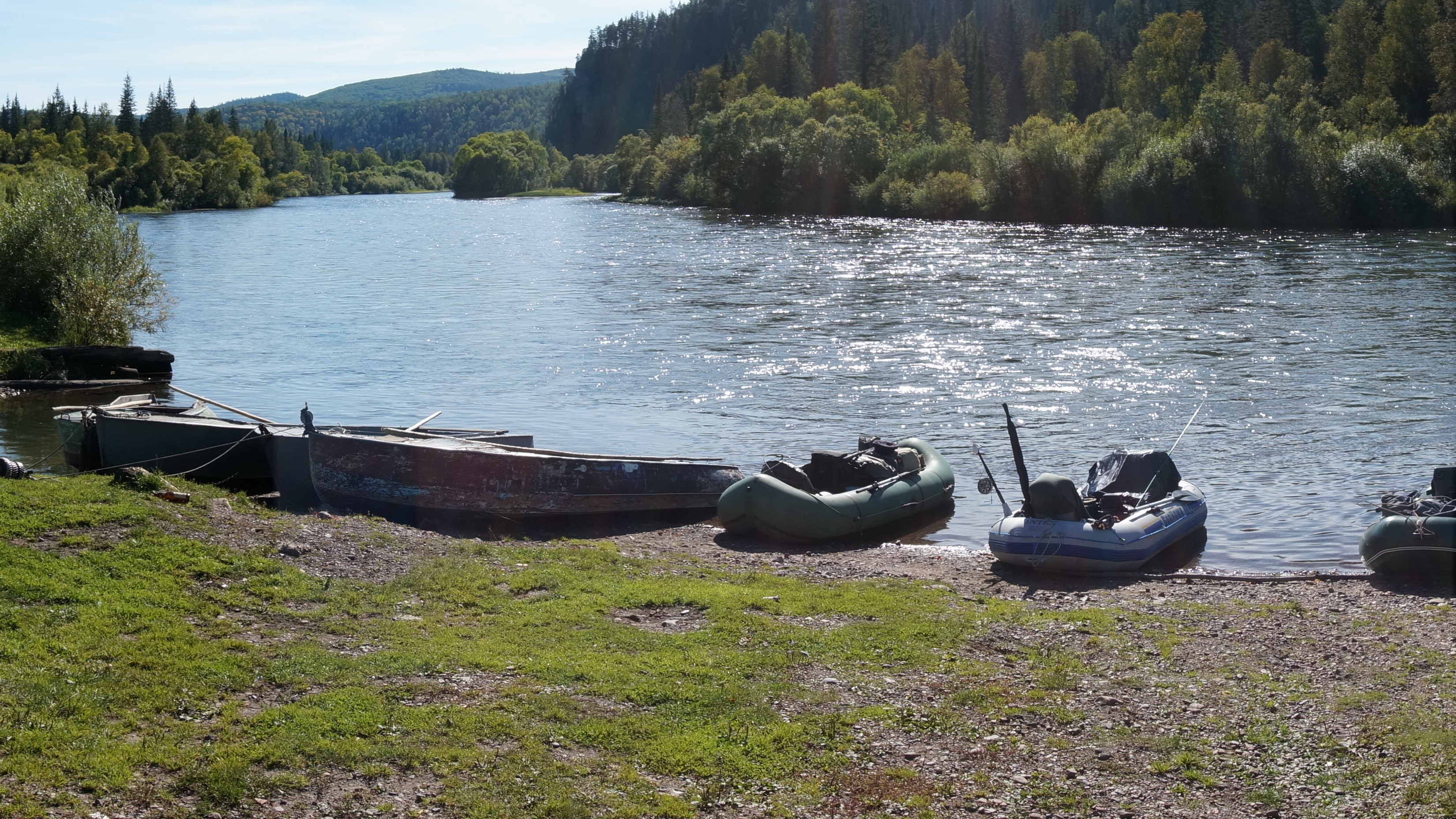 Лодки сиберия. Лодка на реке. Лодка на речке. Природа река. Лодка для рыбалки.