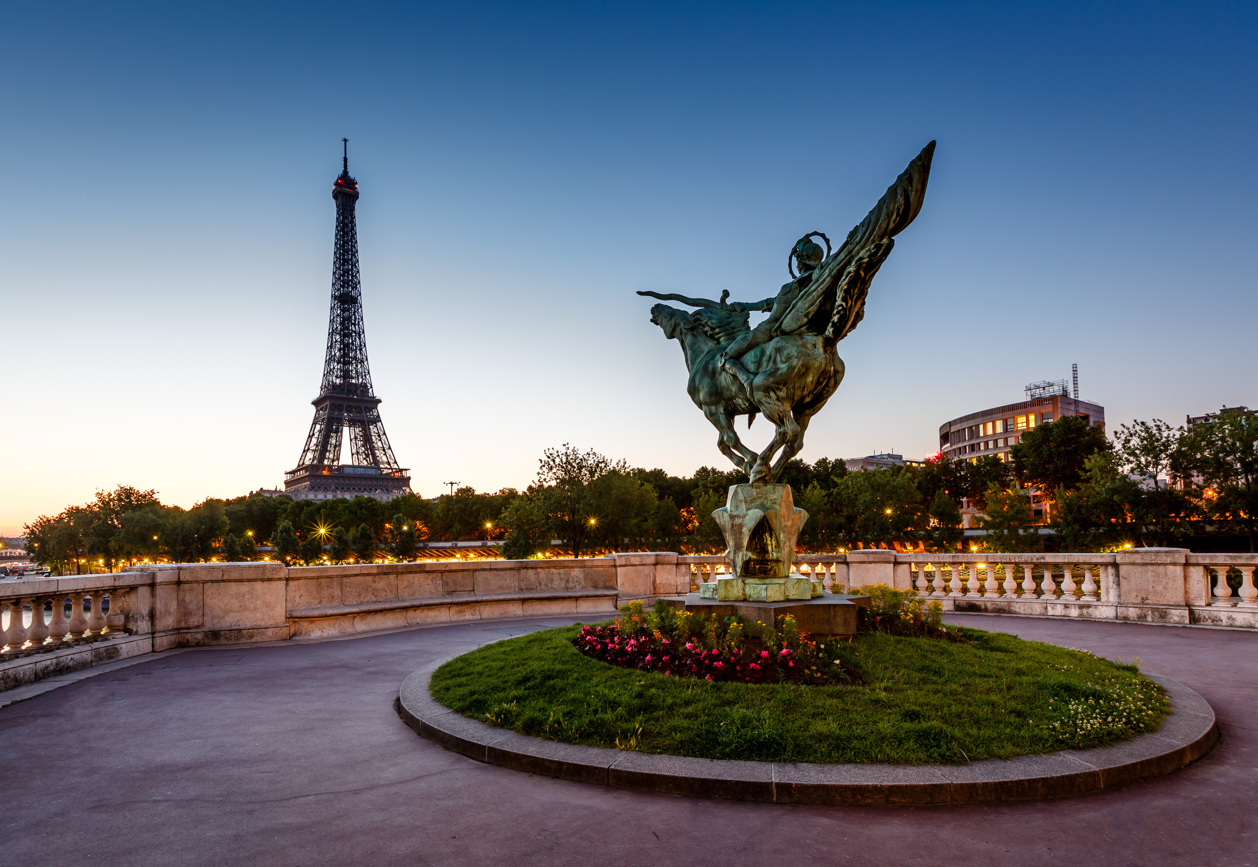 Какой год в париже. Статуя в Париже. Айфельтурм Париж. Возрождающаяся Франция. Памятники Парижа и Франции.