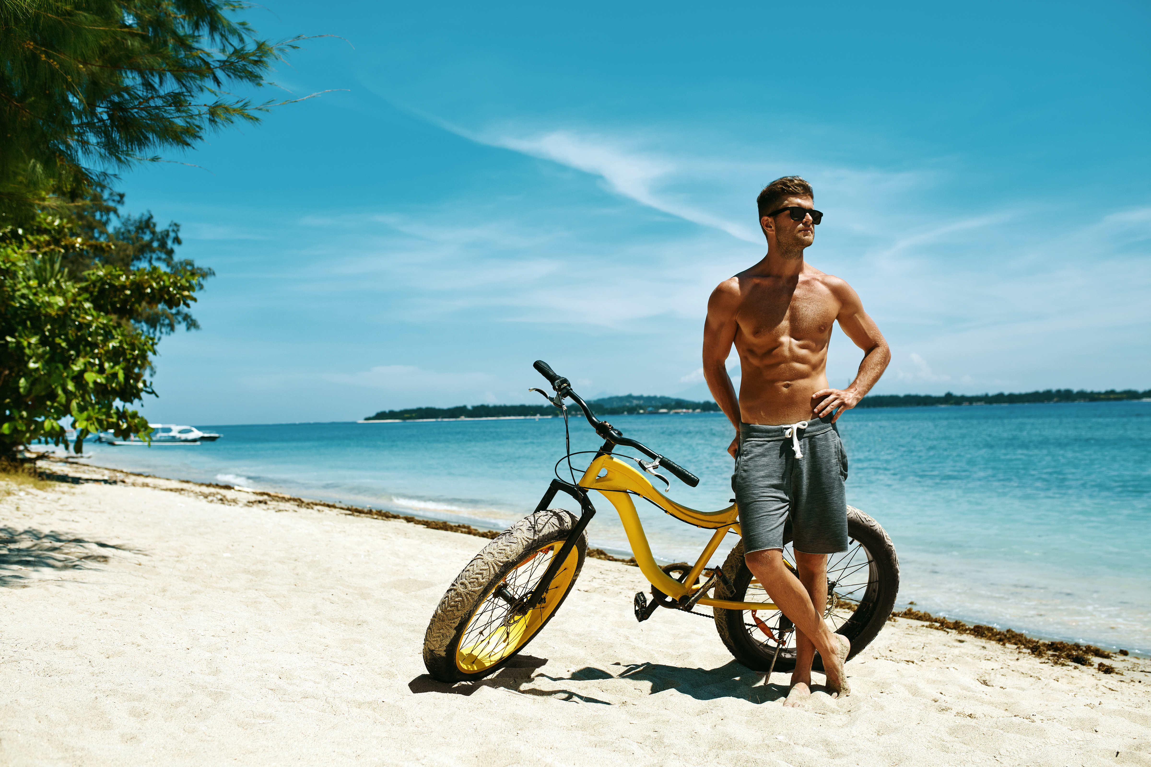 Накаченный велосипед. Мужчина на пляже. Мужская фотосессия на пляже. Красивые парни на пляже. Велосипед на пляже.