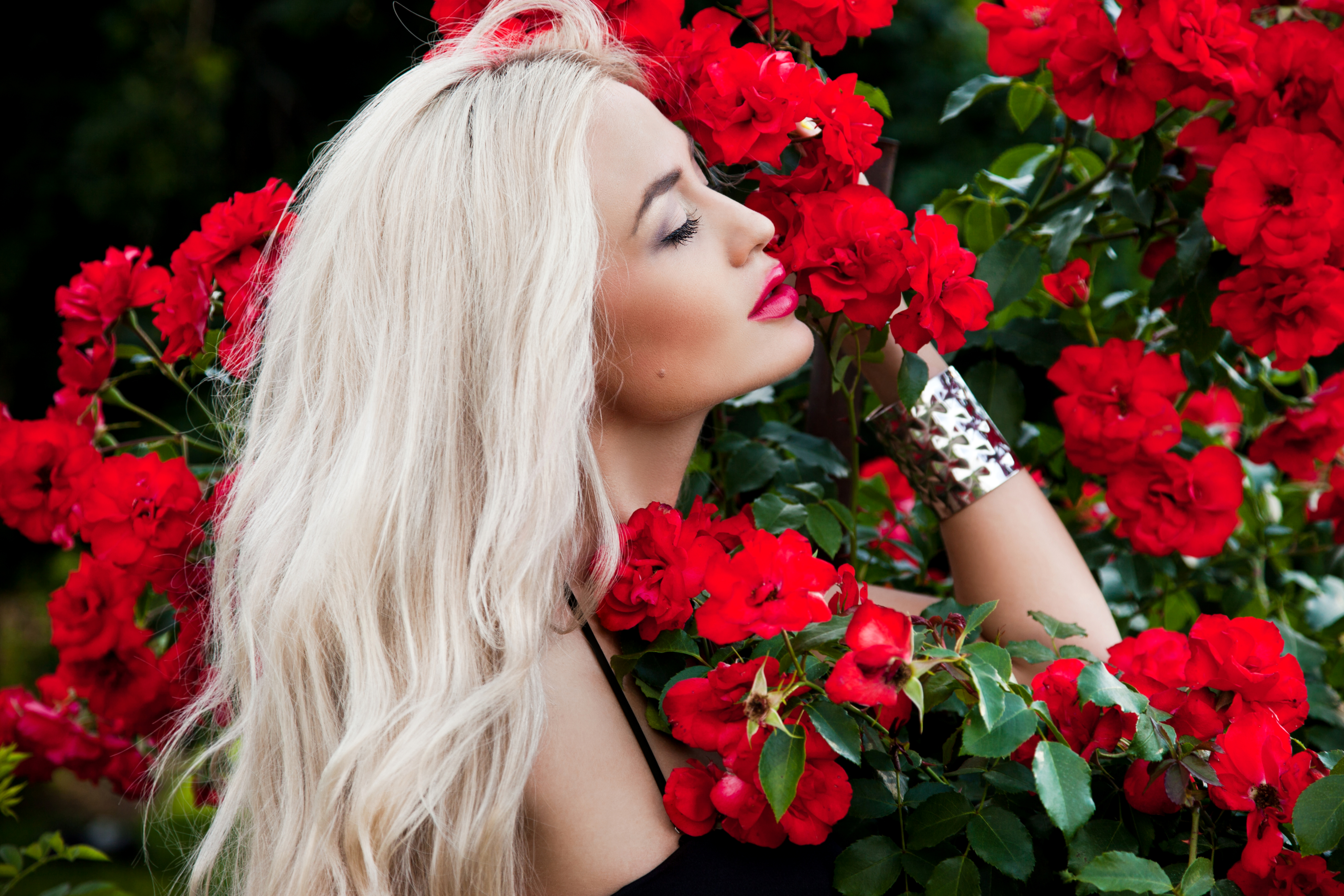 Кто поет песню дарите женщинам цветы. Девушка с цветами. Девушка с розой. Девушка с красными розами. Красивая женщина с цветами.