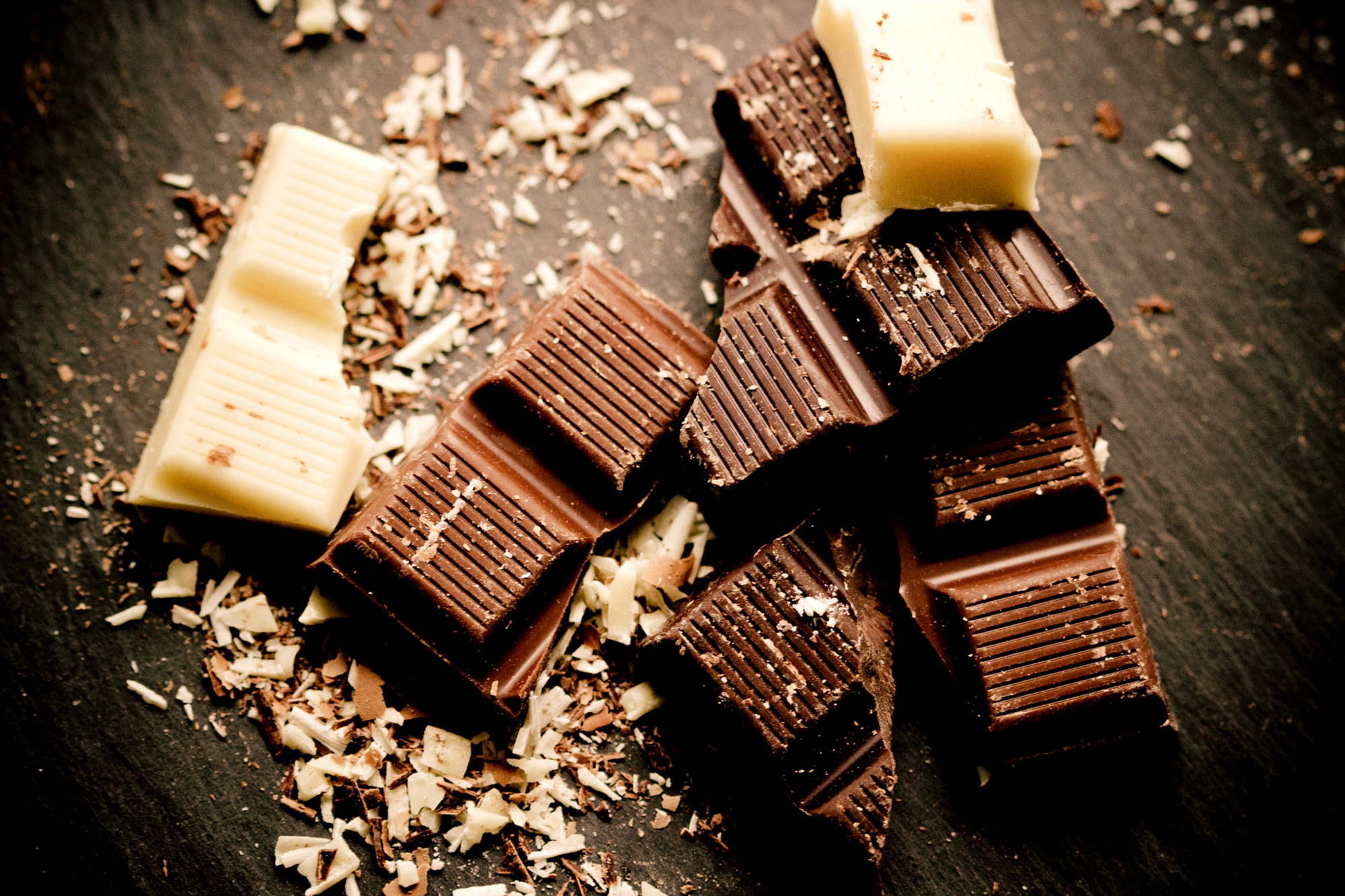 Кусочки белого шоколада. Шоколад фото. Шоколад картинки красивые. Кусочки шоколада. Кусок шоколада.