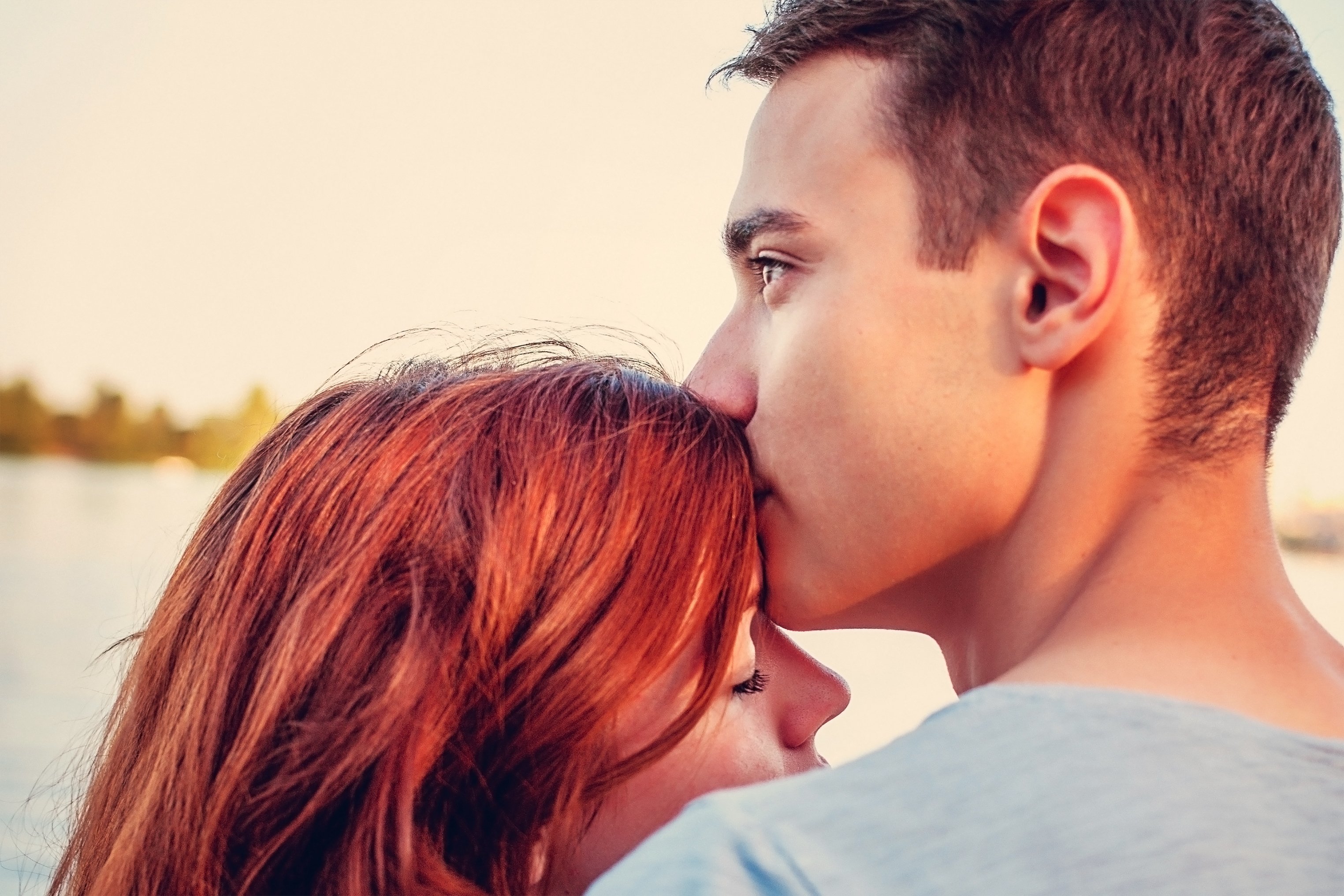 Красивые девушка целует парня. Рыжая девушка с парнем. Рыжеволосая девушка с парнем. Красивые парочки. Красивый поцелуй.