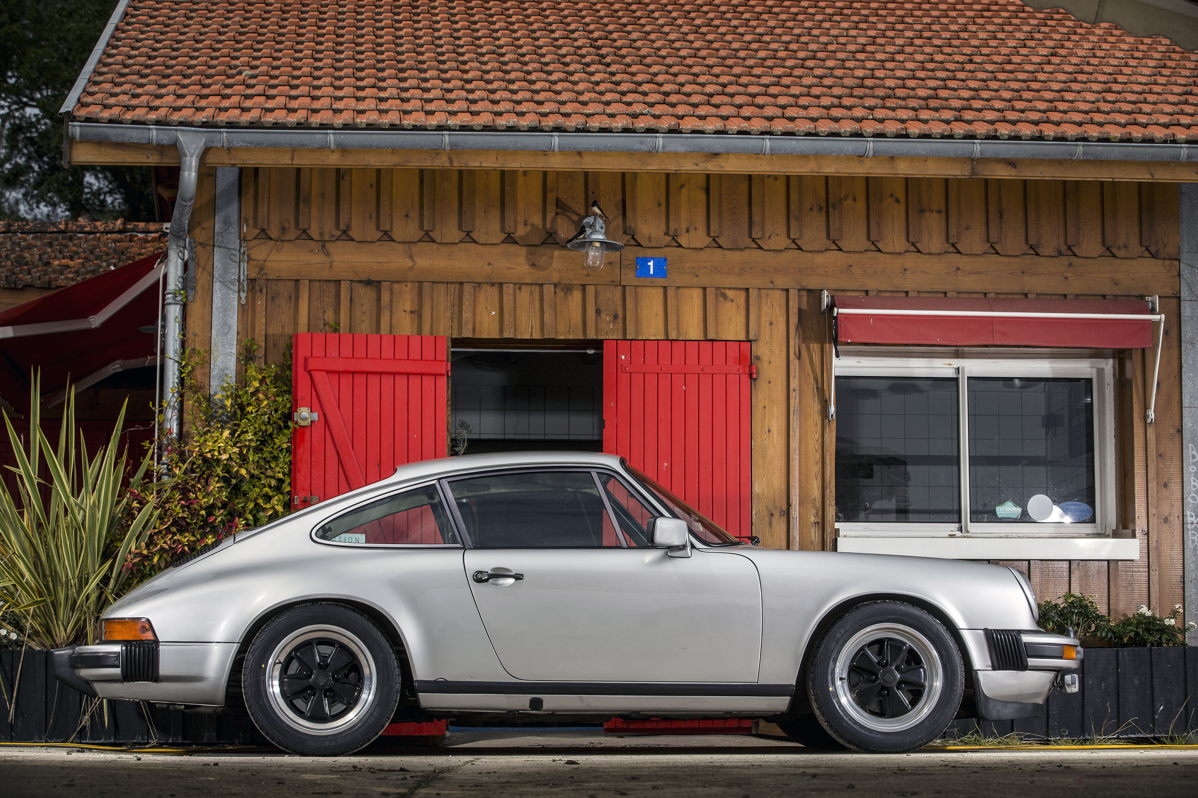 Фото Porsche 1976-77 911 Carrera 3.0 Coupe винтаж 4096x2731