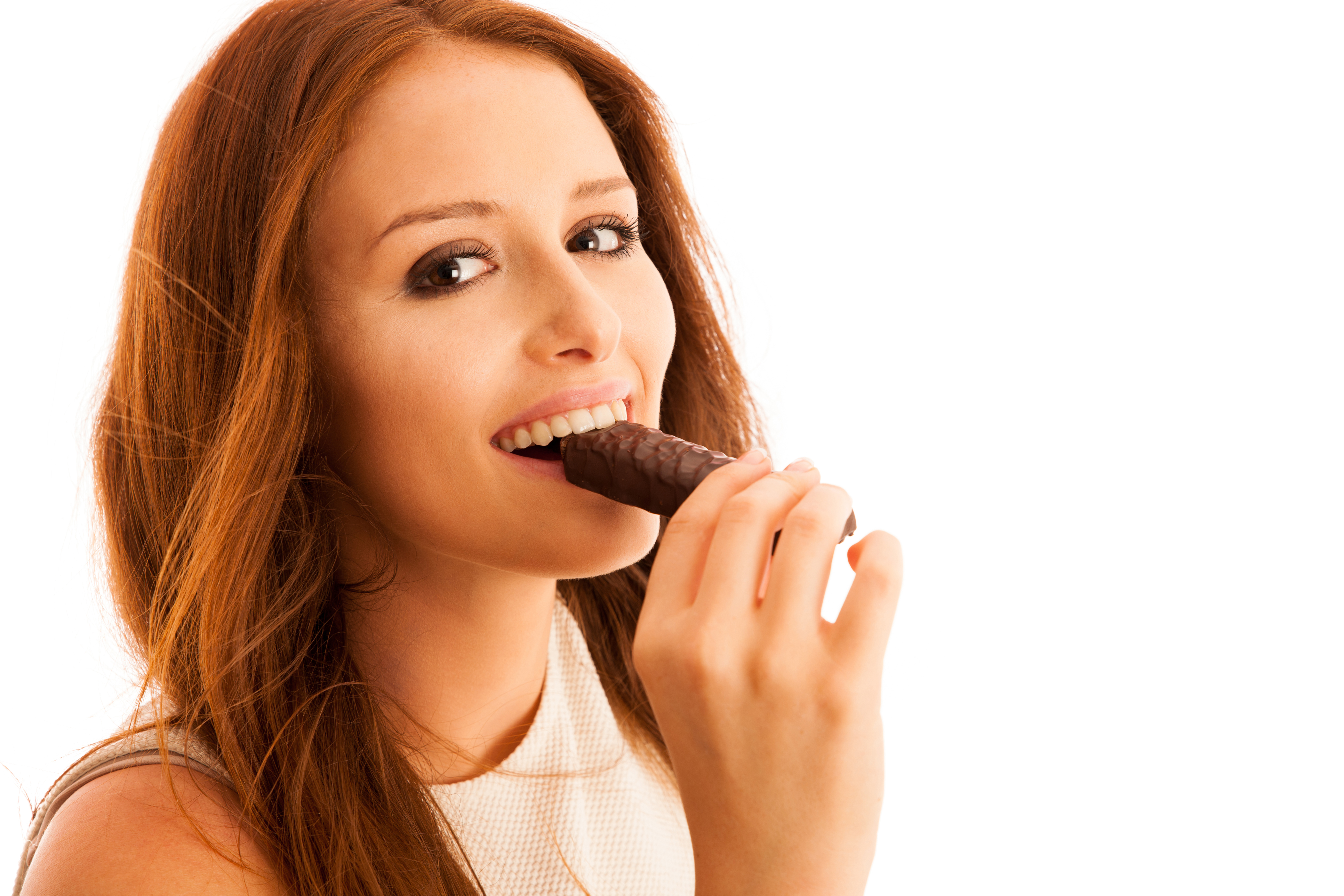 Съесть улыбаться. Шоколад улыбка. Девушка с шоколадкой. Девушка ест на белом фоне. Девушка ест Баунти.