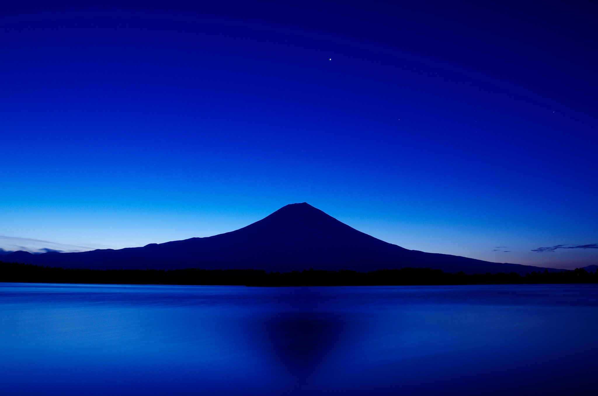 Синие холмы. Вулкан Фудзияма. Фуджи Япония. Гора Фудзи. Гора Фудзи и озеро.