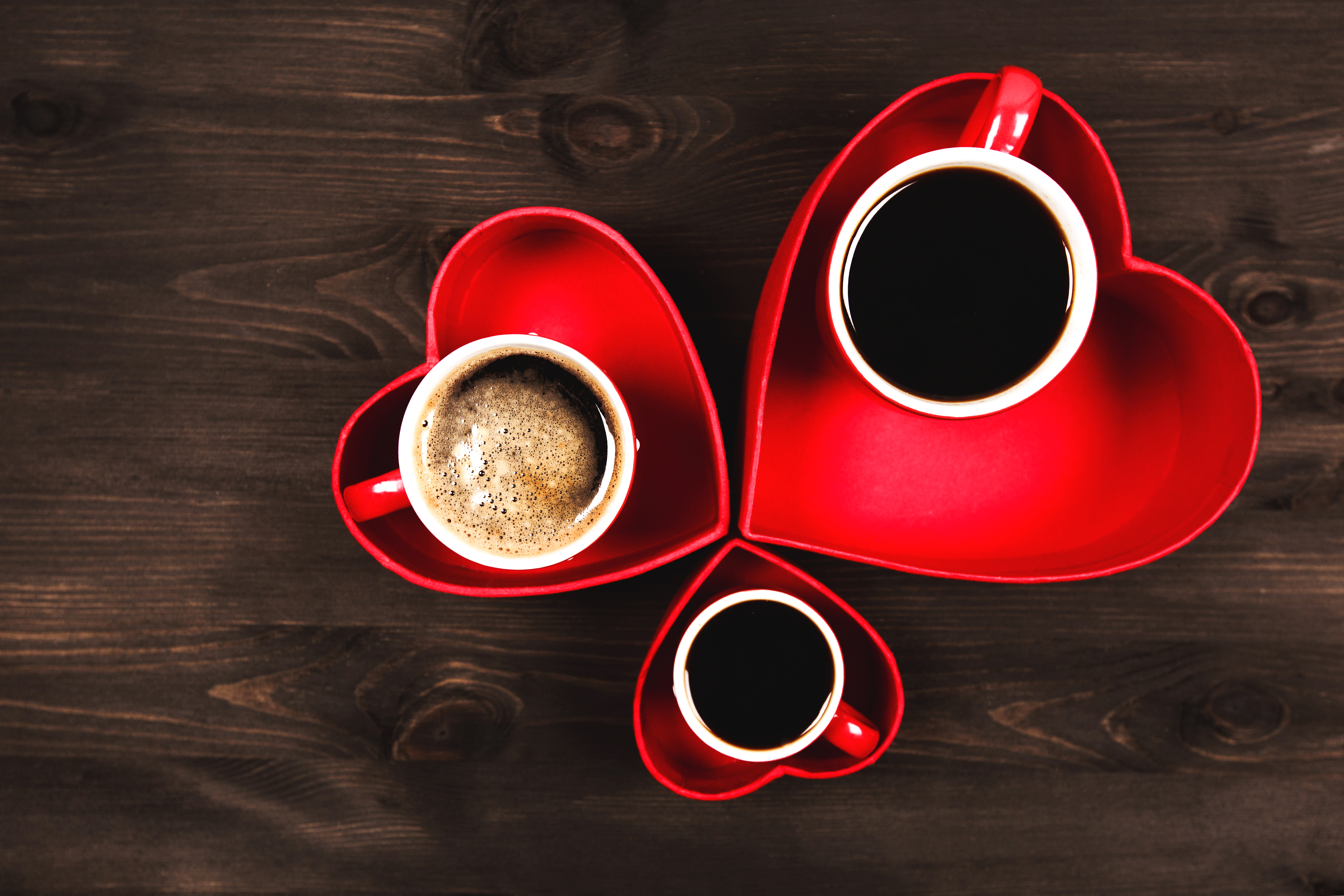 2 чашки кофе на столе. Красивые кофейные чашки. Красивая чашка кофе. Красная кофейная чашка. Красивая чашечка кофе.