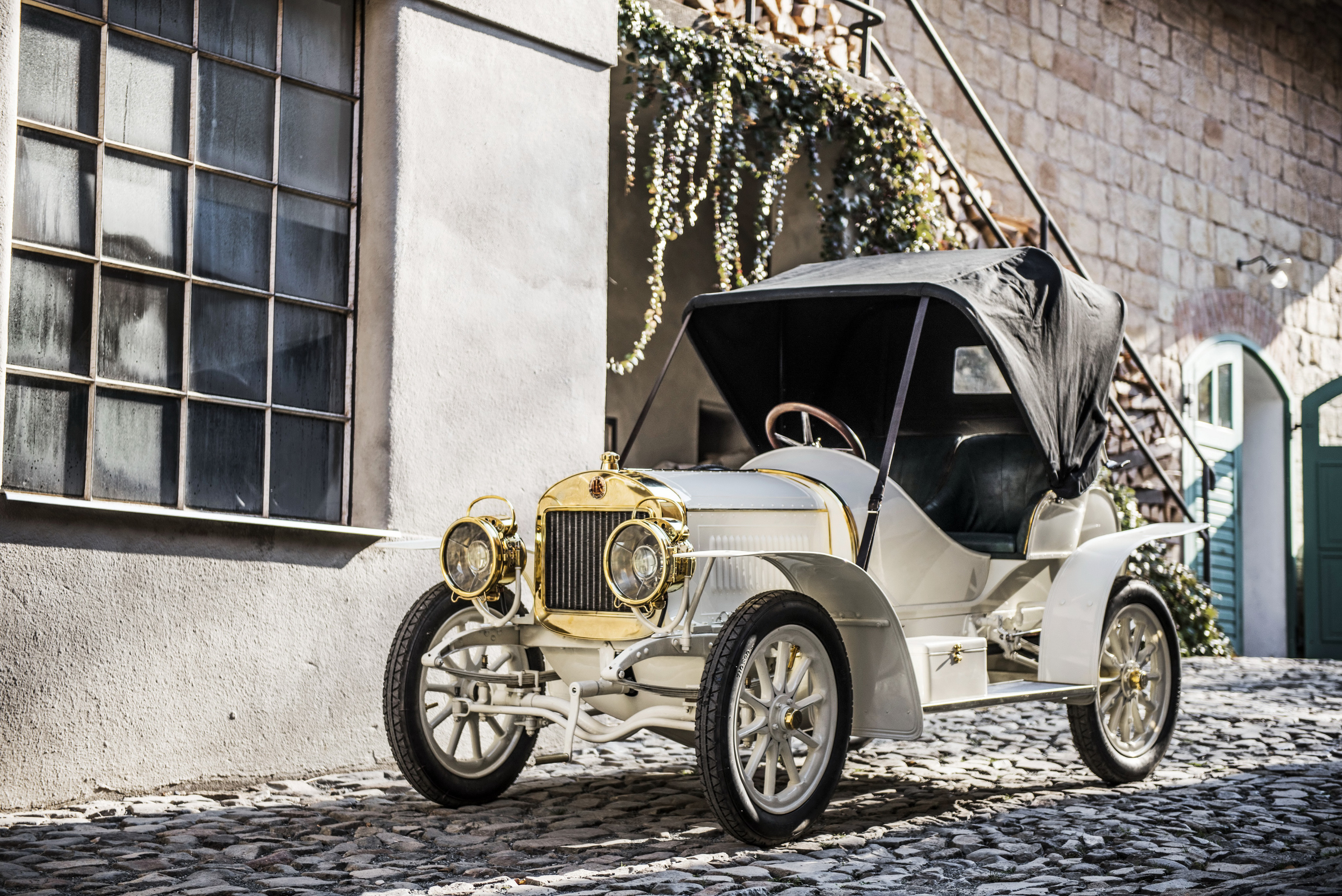 Первая машина выпущена. Laurin & Klement машины. Шкода 1908г. Самая первая машина. Исторические машины.