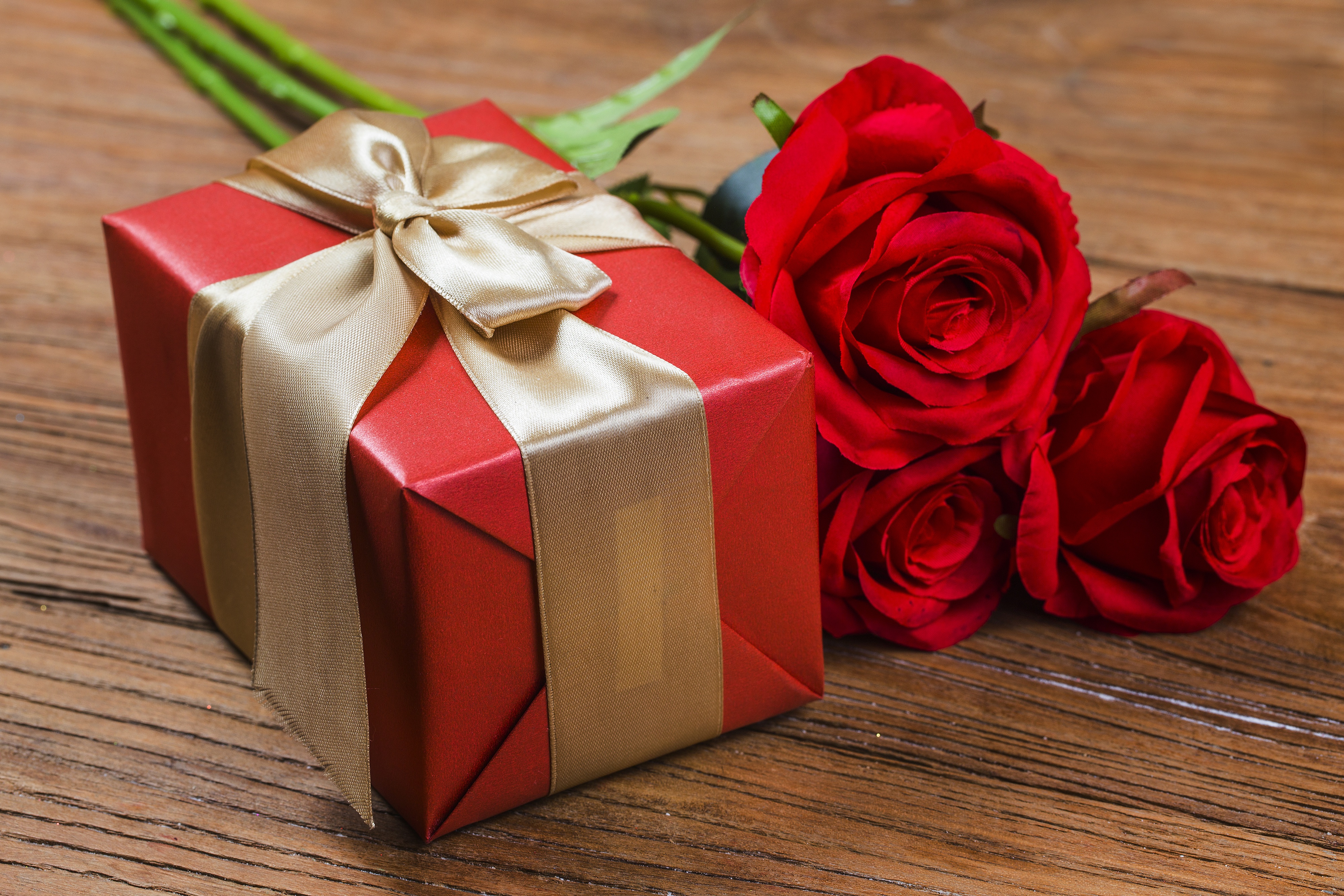 Хочу цветы и подарки. Цветы в подарок. Красивые подарки. Красивая подарочная коробка. Розы подарок.