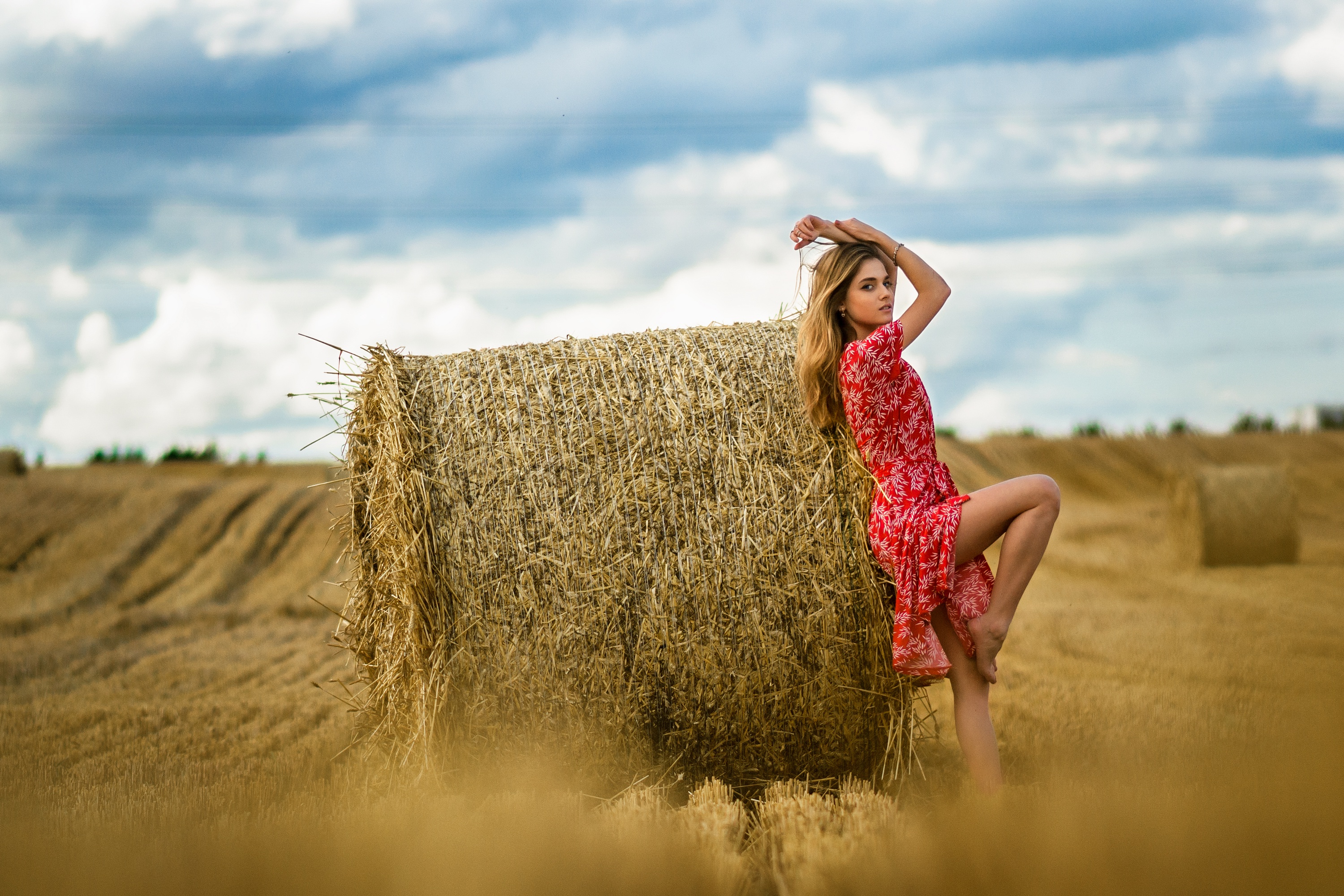 Позы в сене. Фотосессия в поле. Девушка в пшеничном поле. Фотосессия на сене в поле. Девушка в поле фотосессия.