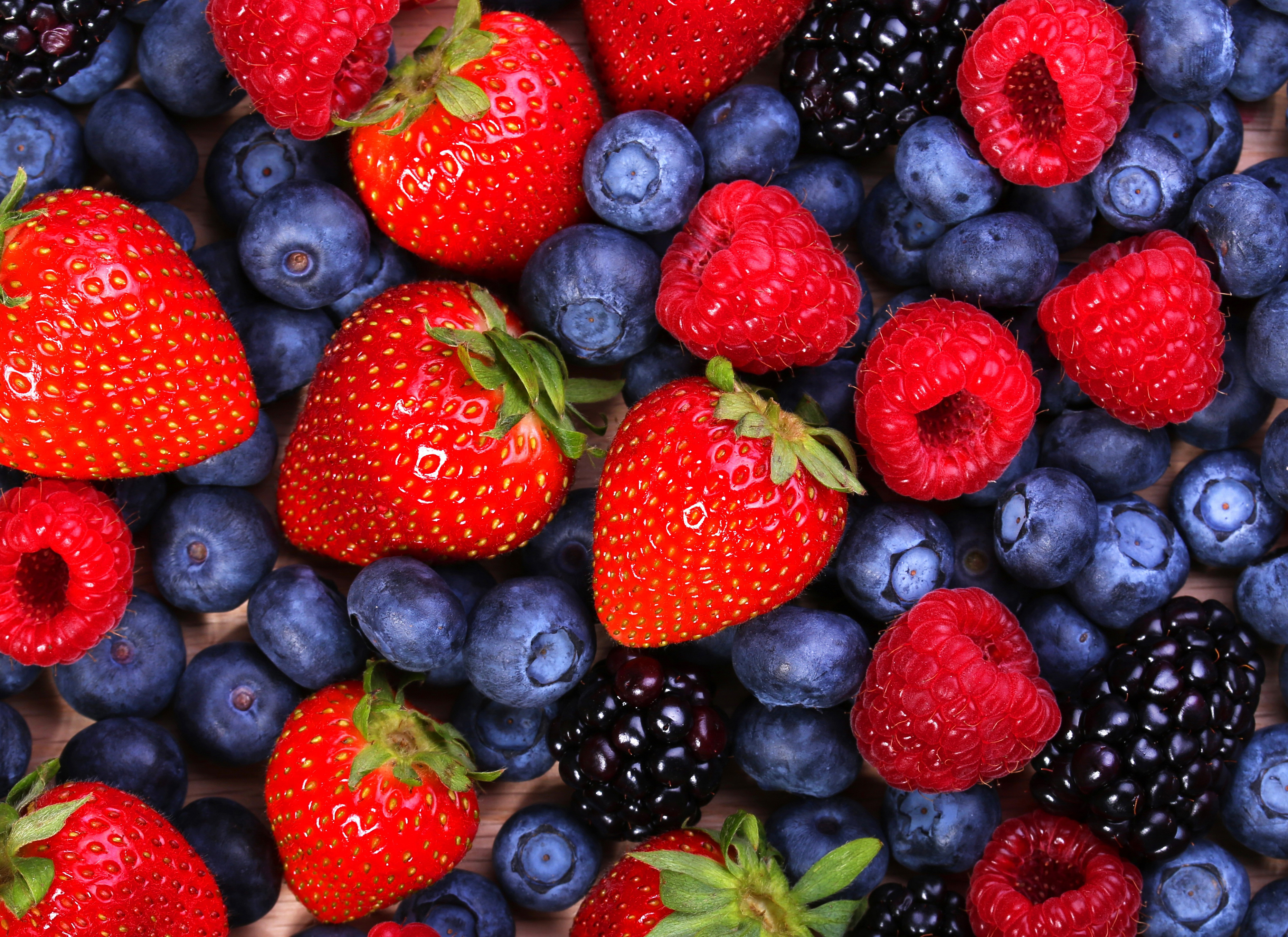 Сочные и вкусные ягоды это. Малина клубника голубика ежевика. Красивые ягоды. Сочная ягода. Яркие фрукты.