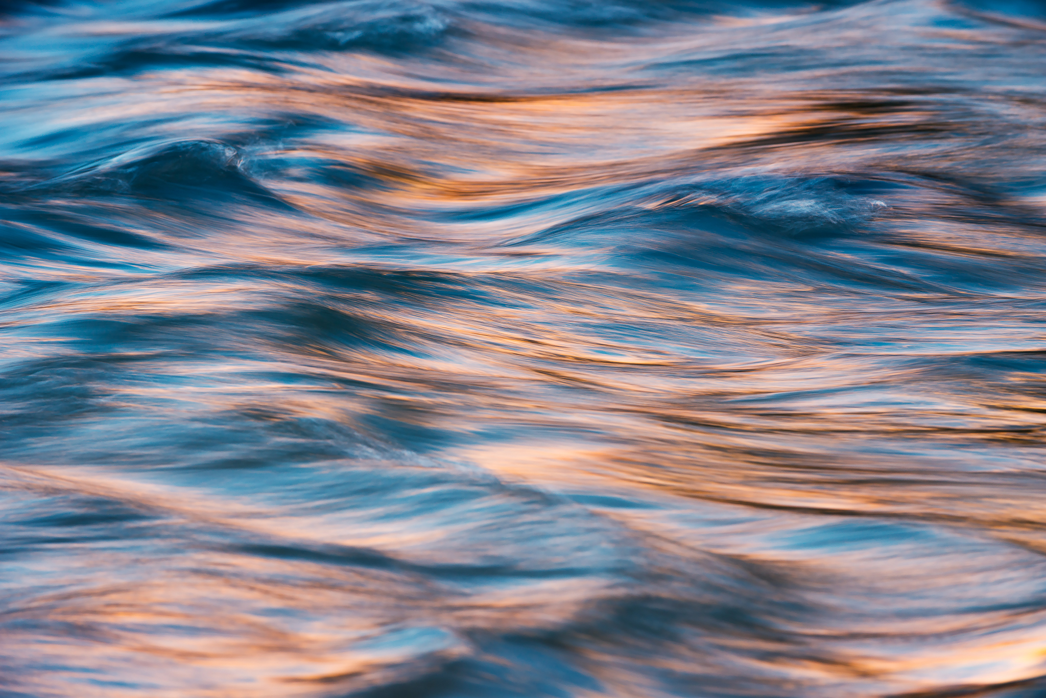 Плавный поток. Фактура воды. Цветные волны. Волны на воде. Эффект "воды".