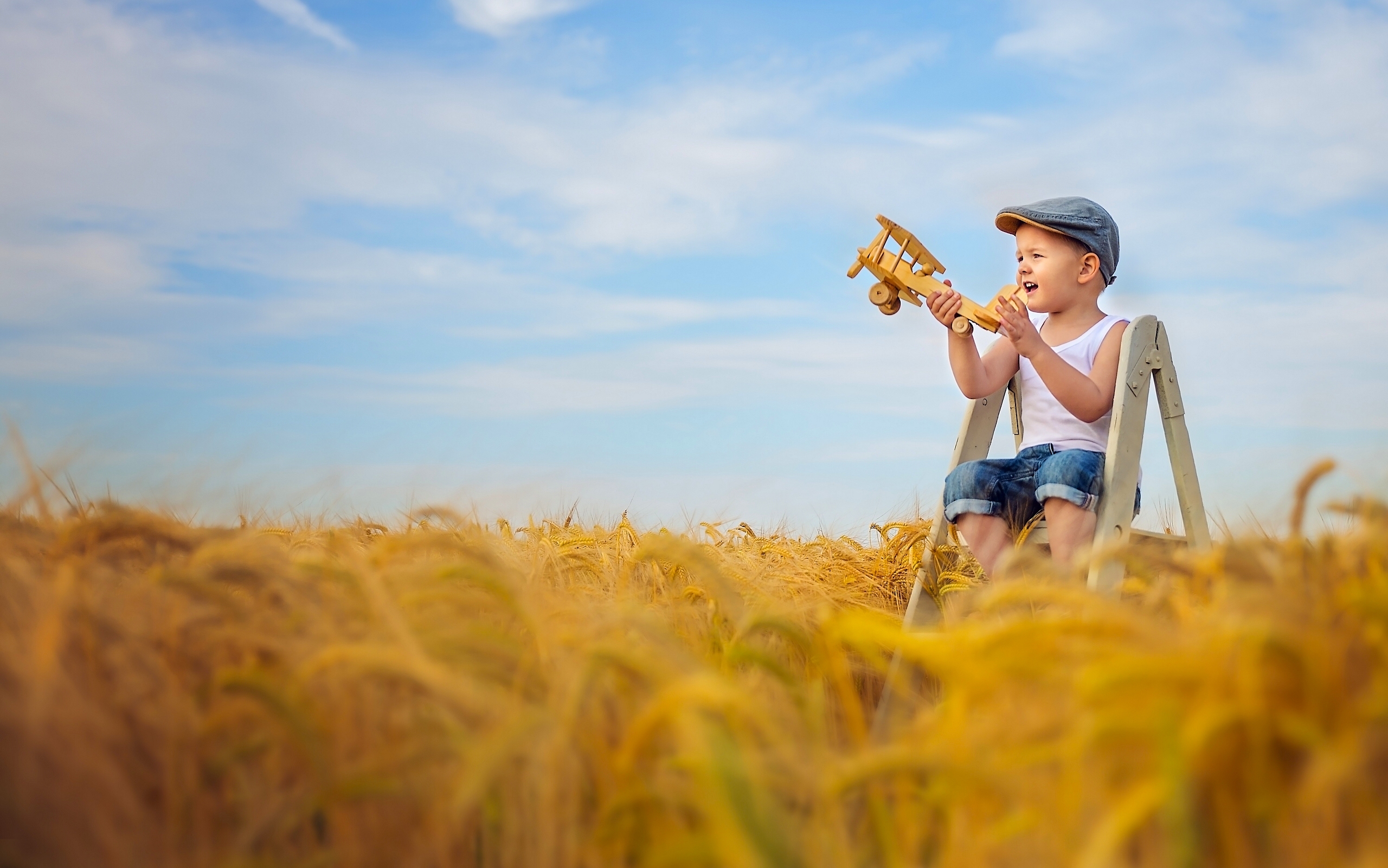 Давай сыграем в поле. Дети в пшеничном поле. Фотосессия в поле мальчик. Фотосессия мальчиков в поле пшеницы. Мальчик в поле с самолетиком.