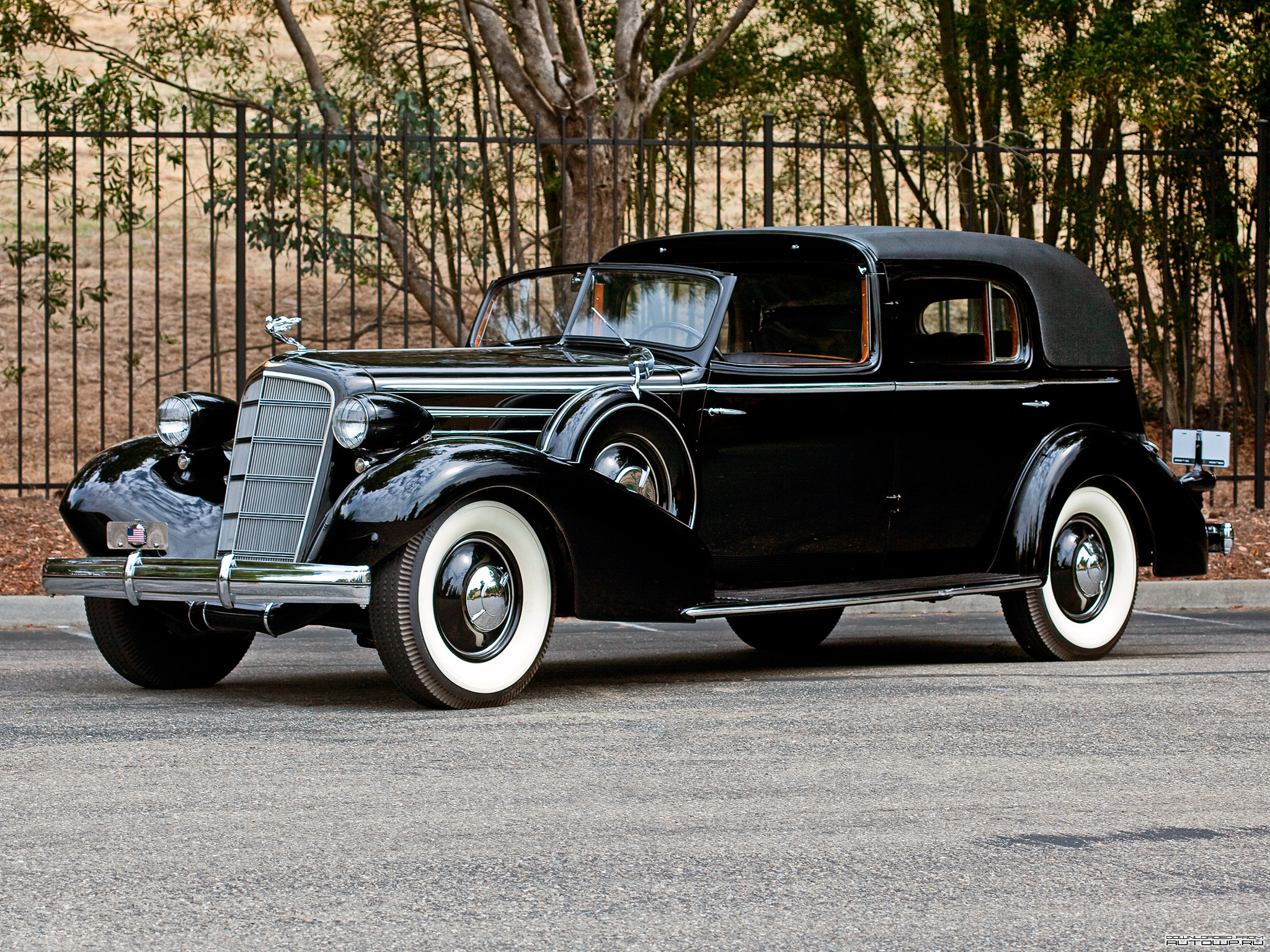 Старые машины черные. Cadillac 1935. Cadillac 370 v12. 1930 Cadillac v12. Cadillac v-12.