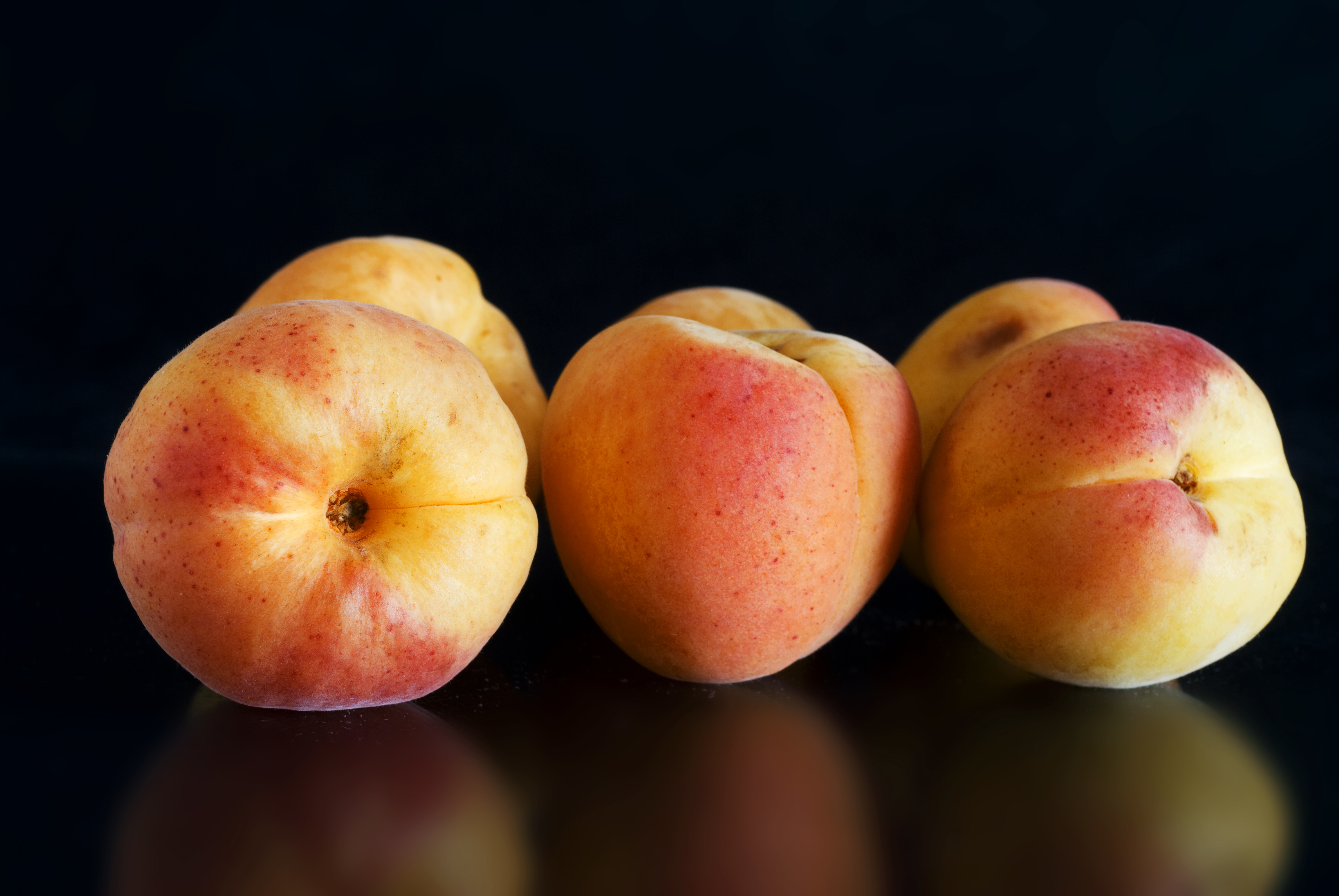 2 10 всех фруктов составляют персики. Фрукты абрикосы нектарины. Персик и нектарин. Нектарин и абрикос.
