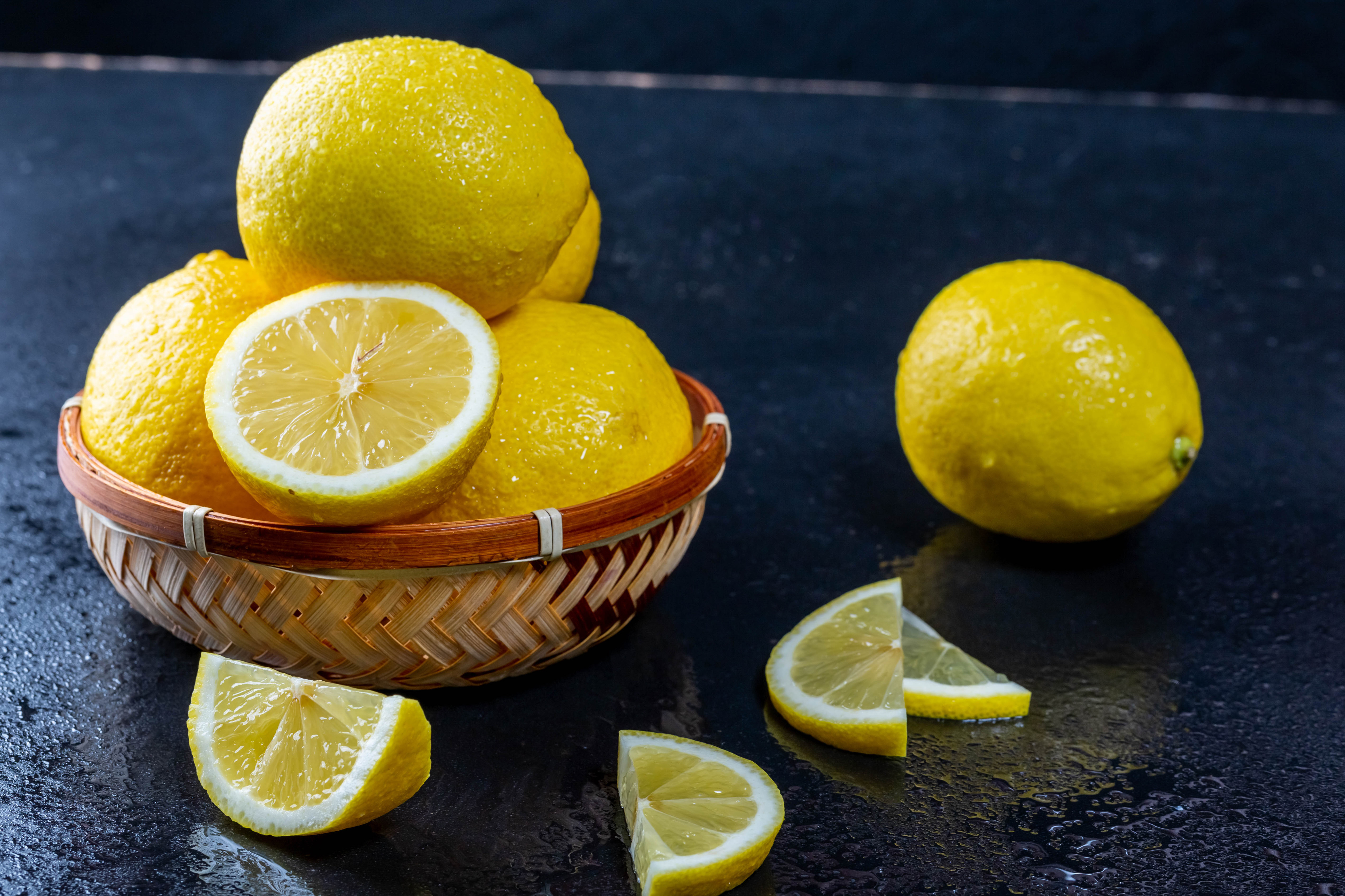 Почему лимон желтый. Лимон. Желтый лимон. Лимон фото. Сочный лимон.