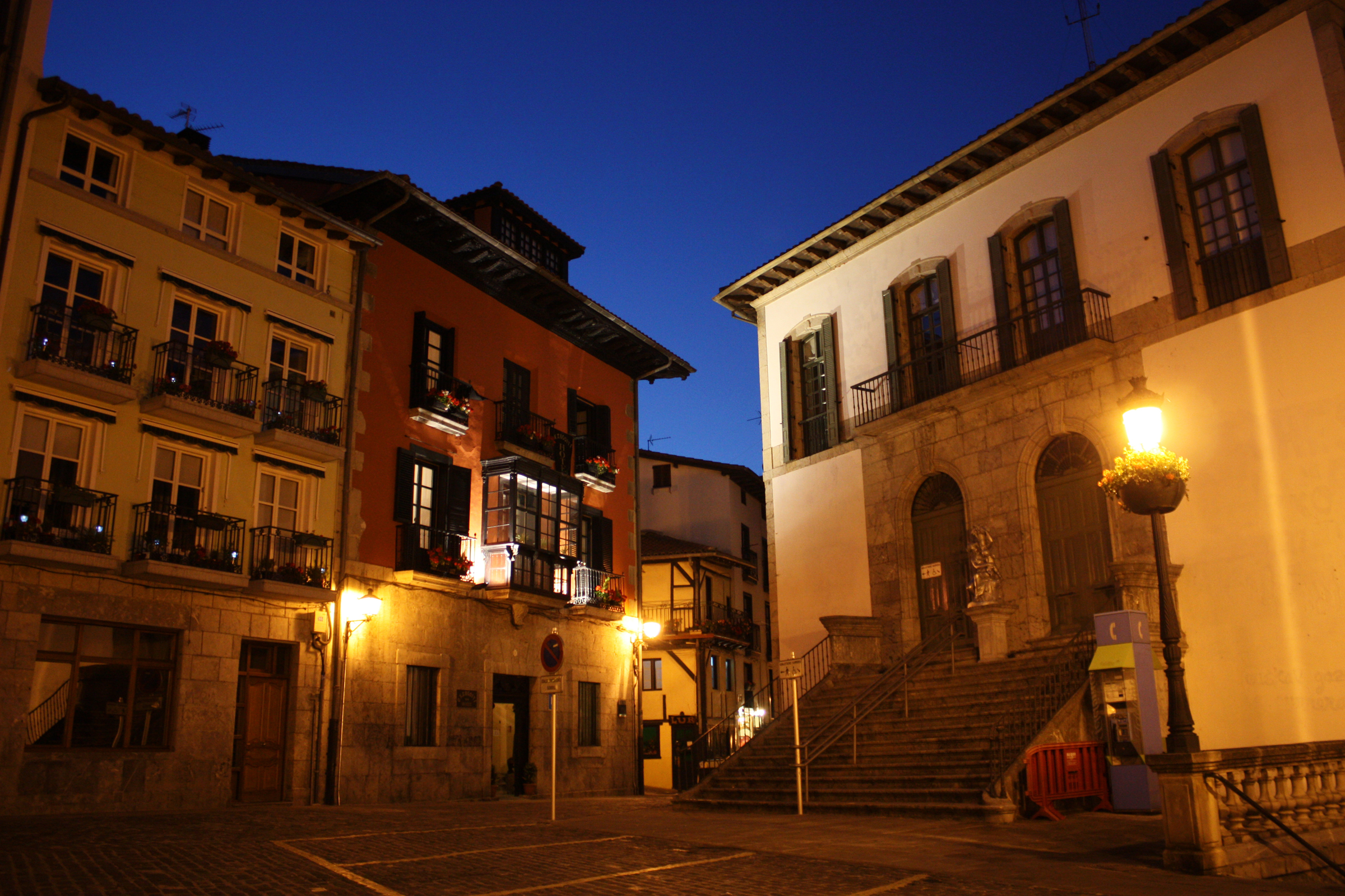 Нат улица. Улицы Испании. Испанские улочки. Испания ночью улицы. Испания дома улицы.