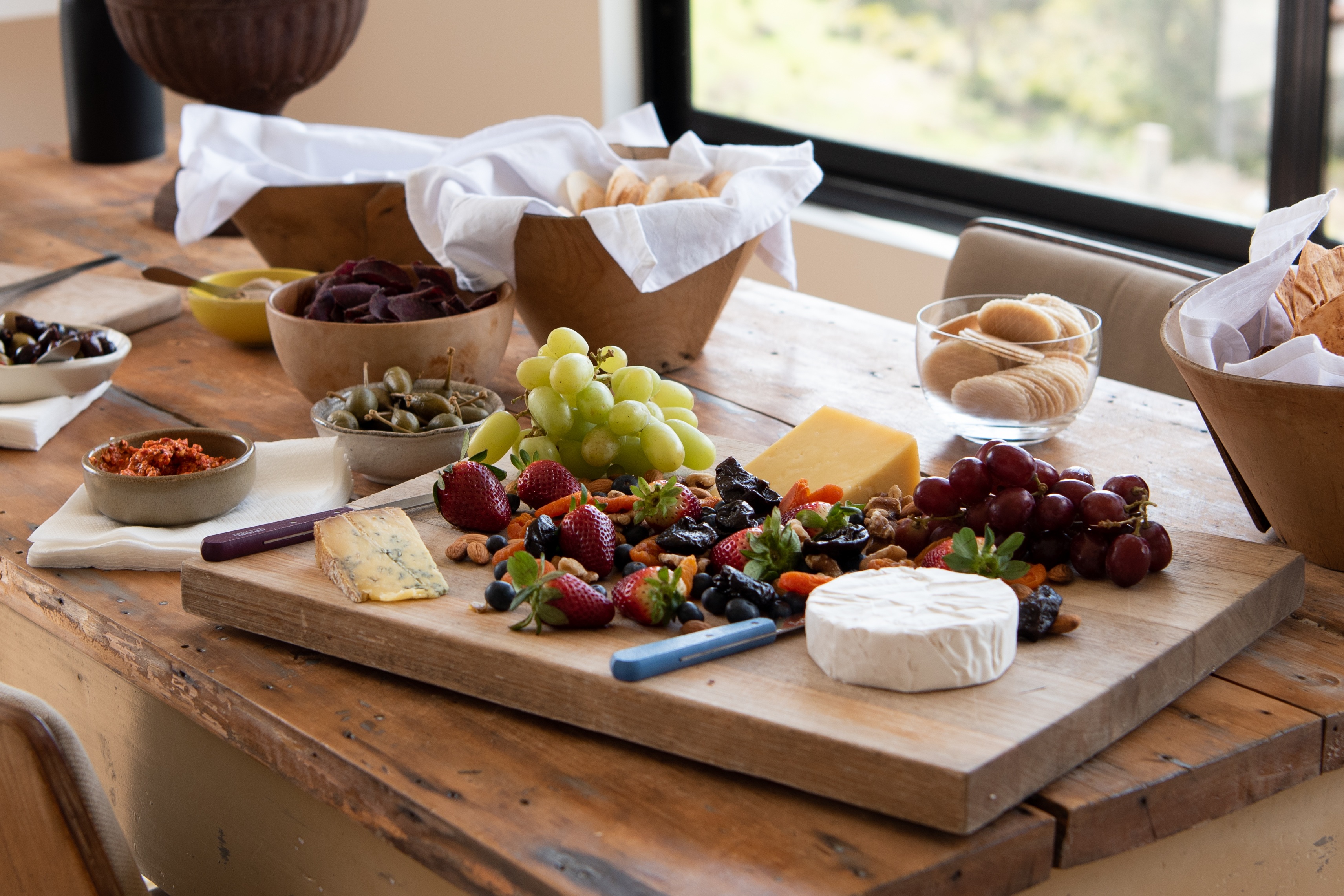 Дом еда ком. Стол с едой. Сырный стол. Дегустация сыра. Еда на деревянном столе.