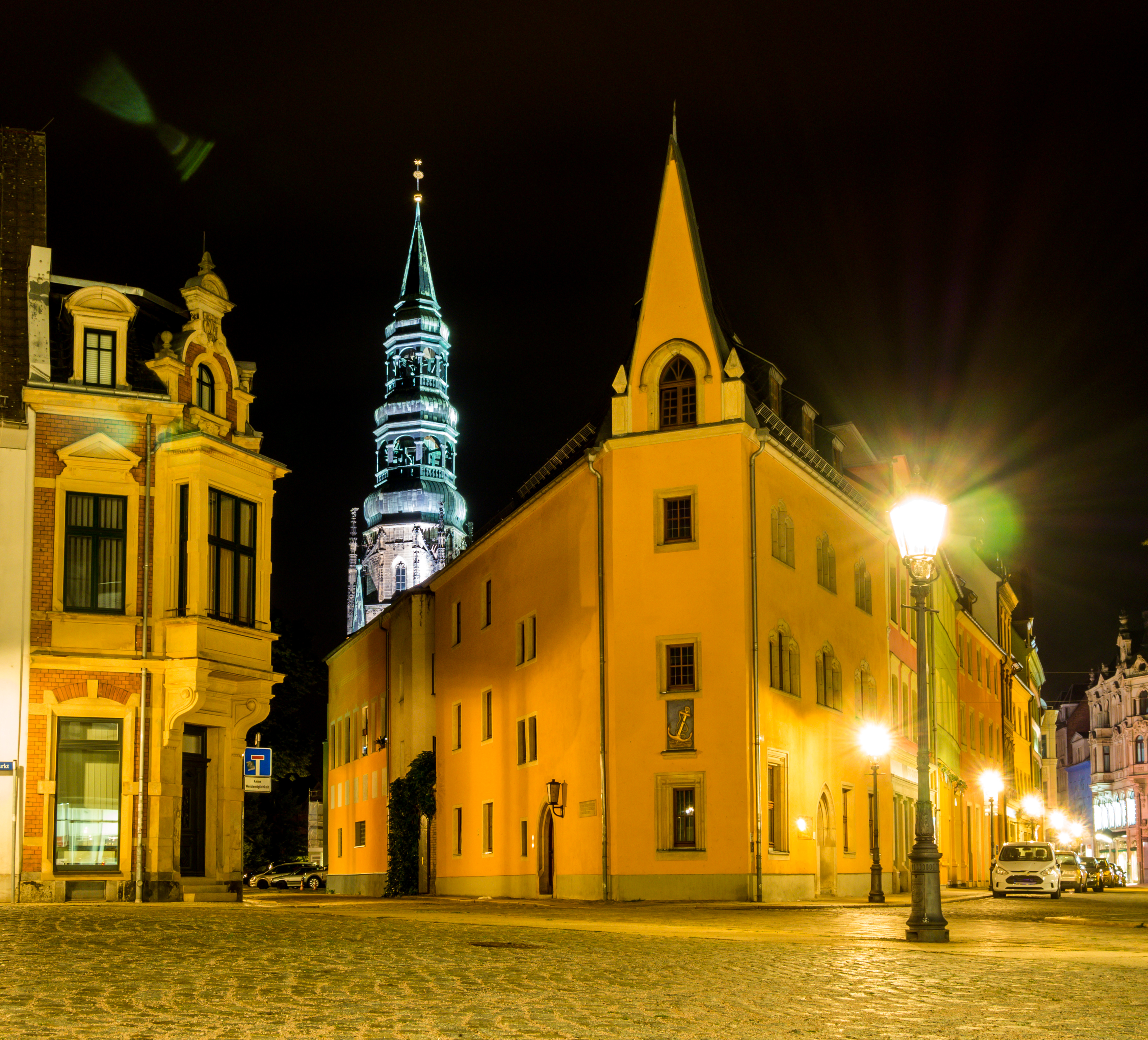 Здание с фонарем. Цвиккау Германия. Zwickau город в Германии. Город Цвиккау Германия фото. Ночная Германия.