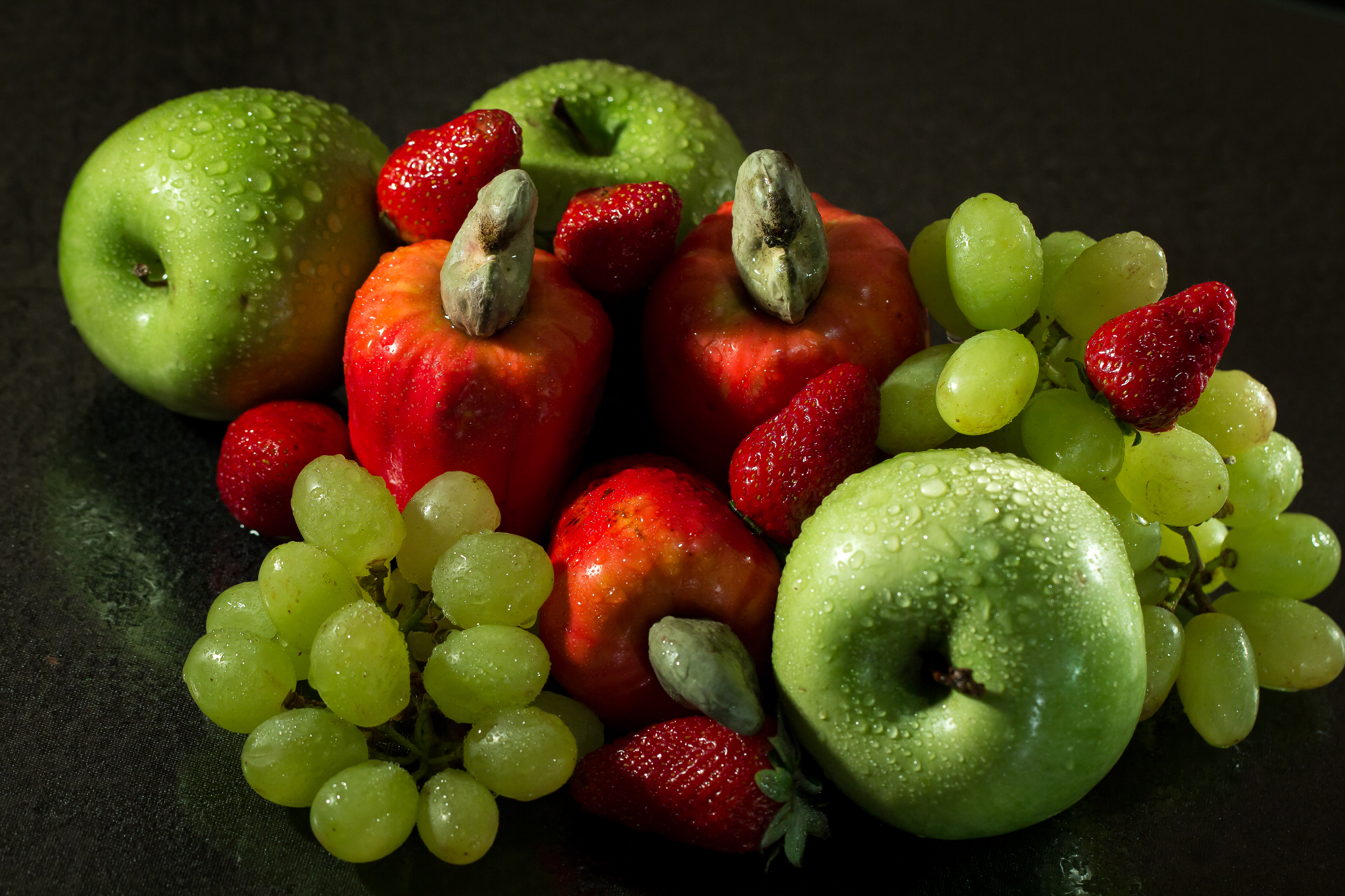 Яблоко фрукт или овощ. Картинки на рабочий стол фрукты. Сочные фрукты. Яркие сочные фрукты. Красивые ягоды.