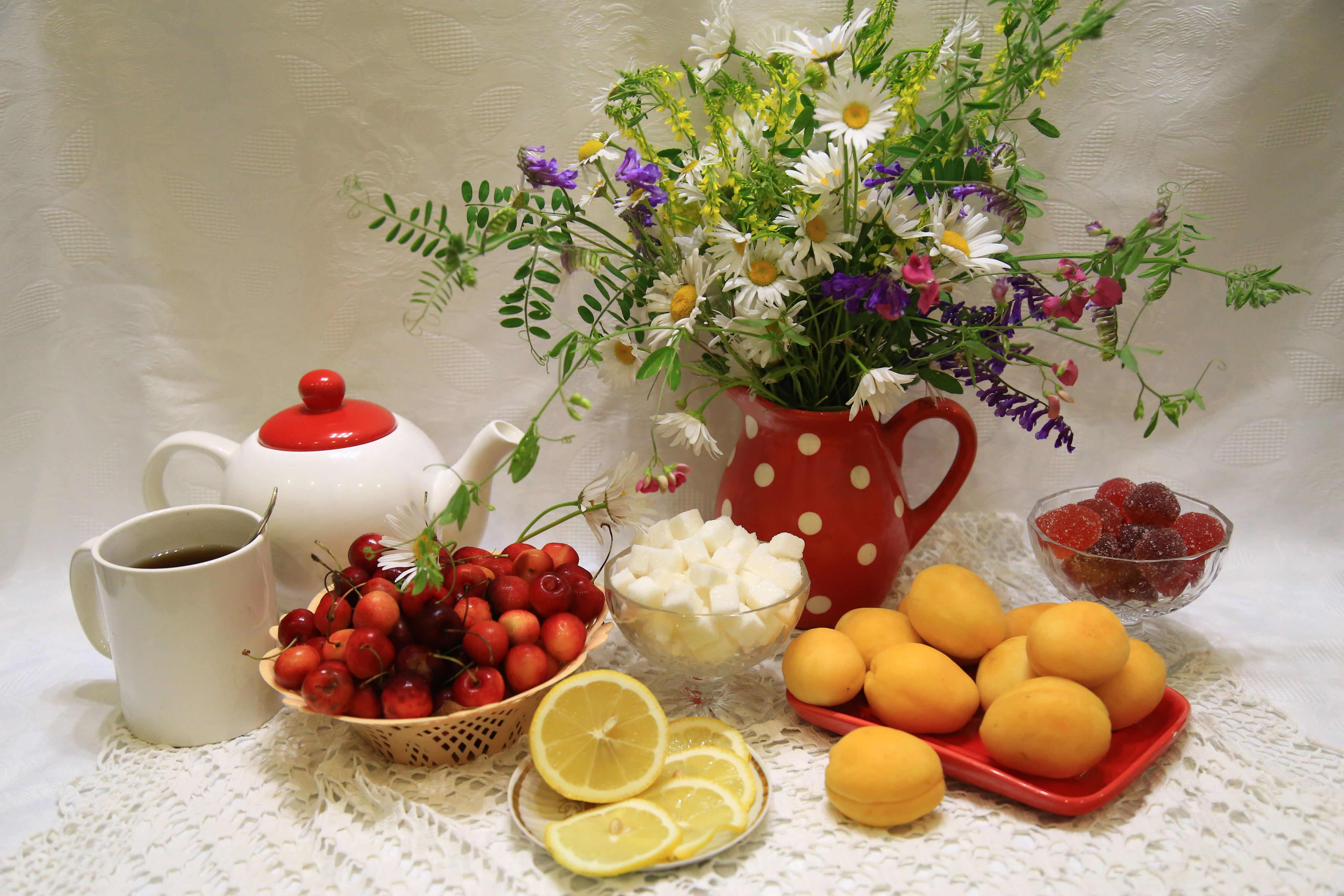 Доброе утро хорошего дня чаи. Натюрморт с цветами и фруктами. Красивые натюрморты с цветами и фруктами. Летний натюрморт. Красивые летние натюрморты.