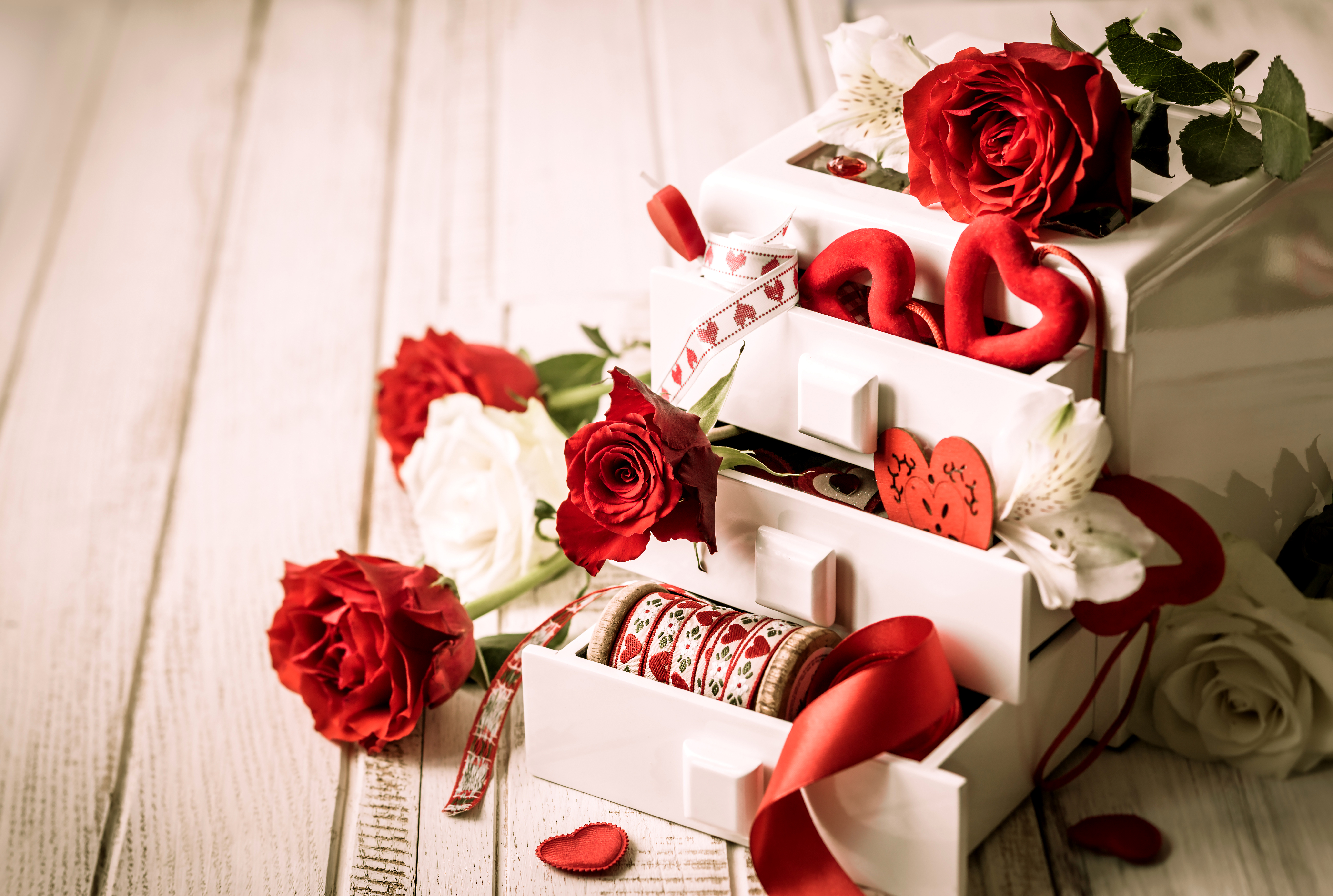 Красивый подарок женщине на день рождения. Цветы в подарок. Красивые подарки. Розы подарок. Букет цветов подарок.