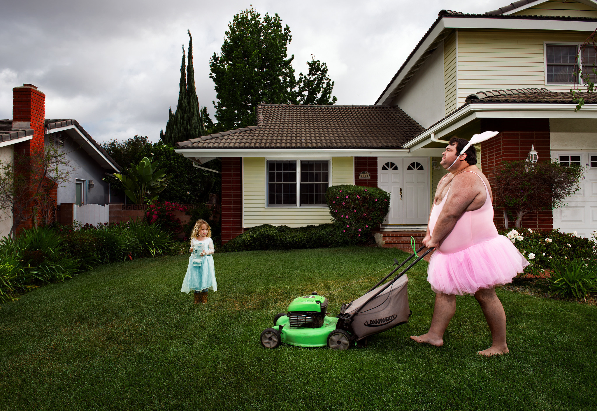 Соседская мамочка. Человек рядом с домом. Смешной дом. Девушка с газонокосилкой. Люди на даче.