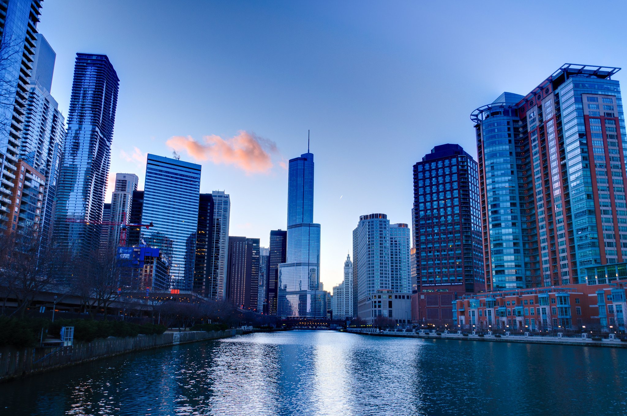 Красивые фотки городов. Чикаго (Иллинойс) небоскребы. Мегаполис Чикаго. Чикаго Иллинойс США небоскребы с воды. Высотки Чикаго.