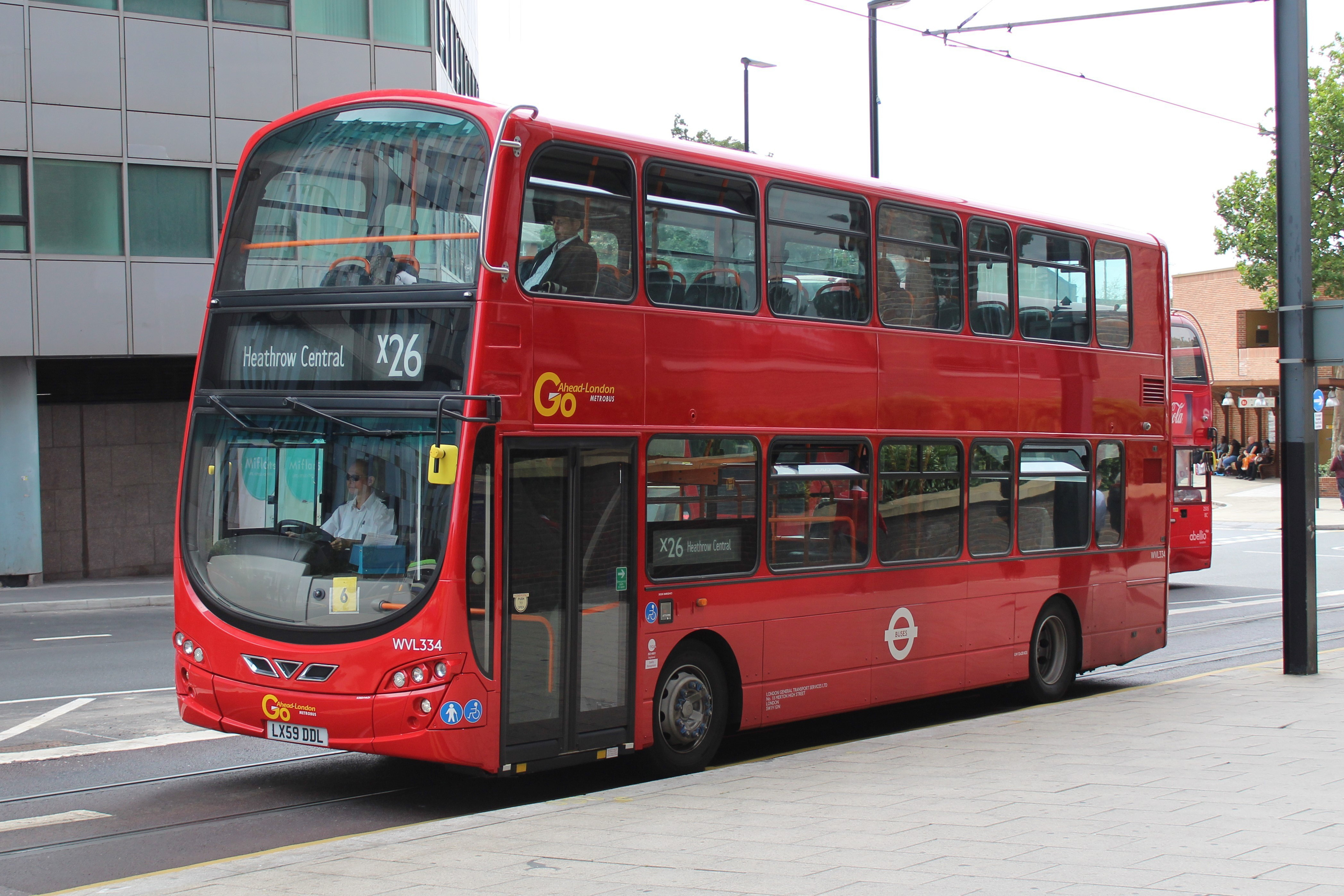 Калуга красные автобусы. Красный автобус. Автобус красная машина. Марко поло автобус двухэтажный. Красный автобус картинка.