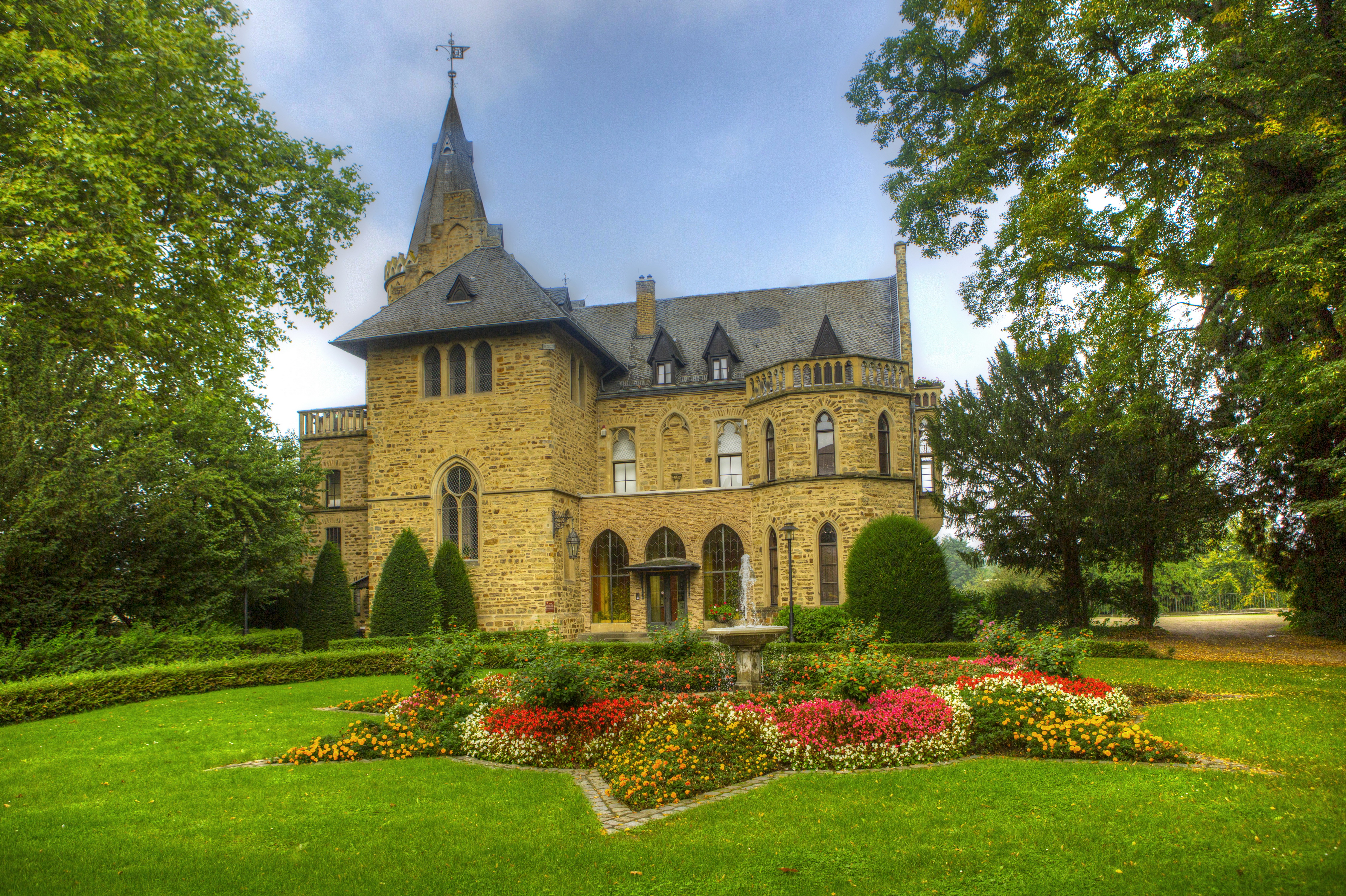 Самый хороший замок. Замок усадьба в Германии. Замок Бюккебург Германия. Замок Вильруа. Поместье Биркхан Германия.