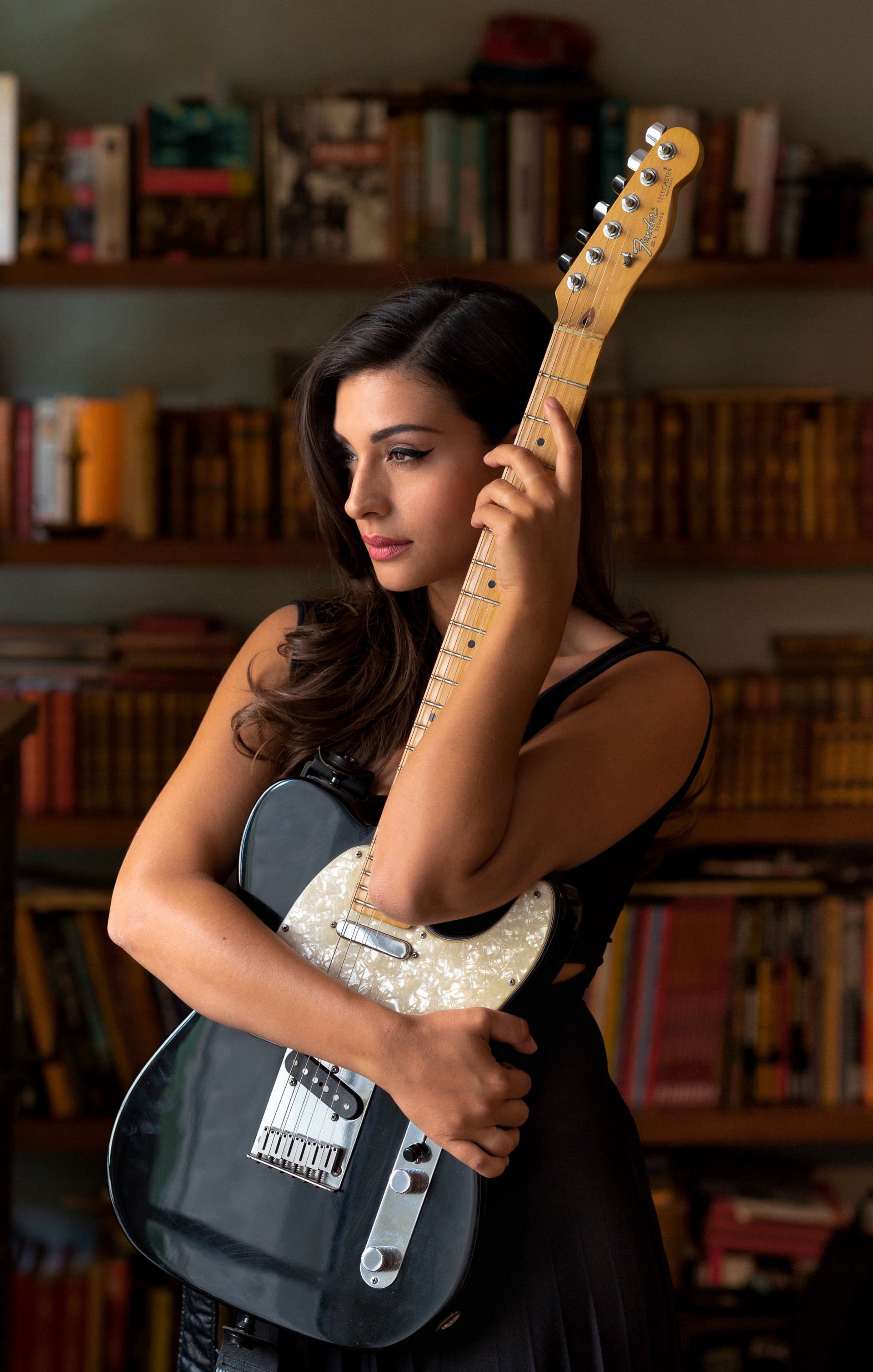 Bilder von Model Gitarre Tess Perrone Mädchens Hand  für Handy junge frau junge Frauen