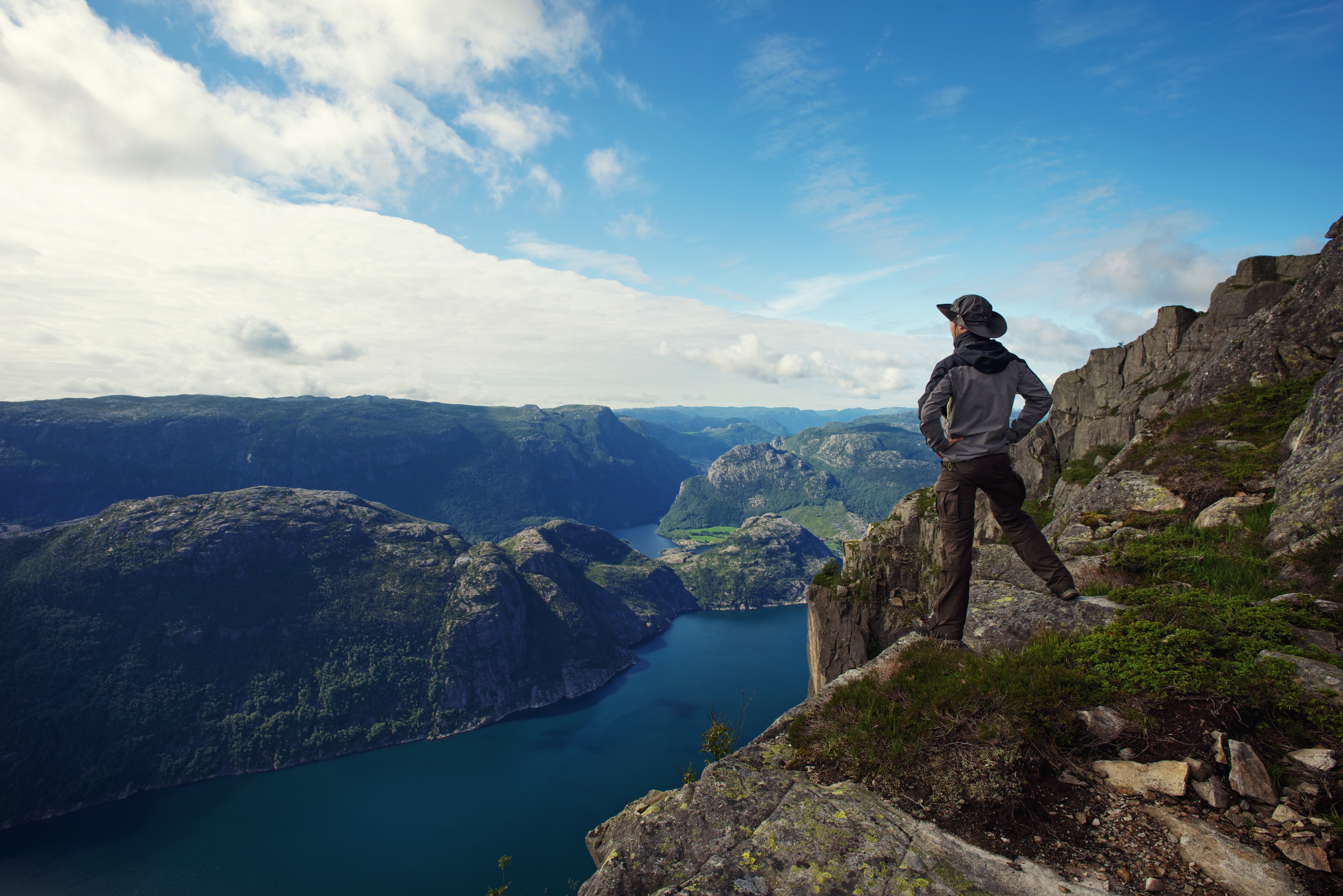 Путешествие. Скала Прекестулен Норвегия. Человек на скале. Путешествие в горы. Красивый вид с человеком.