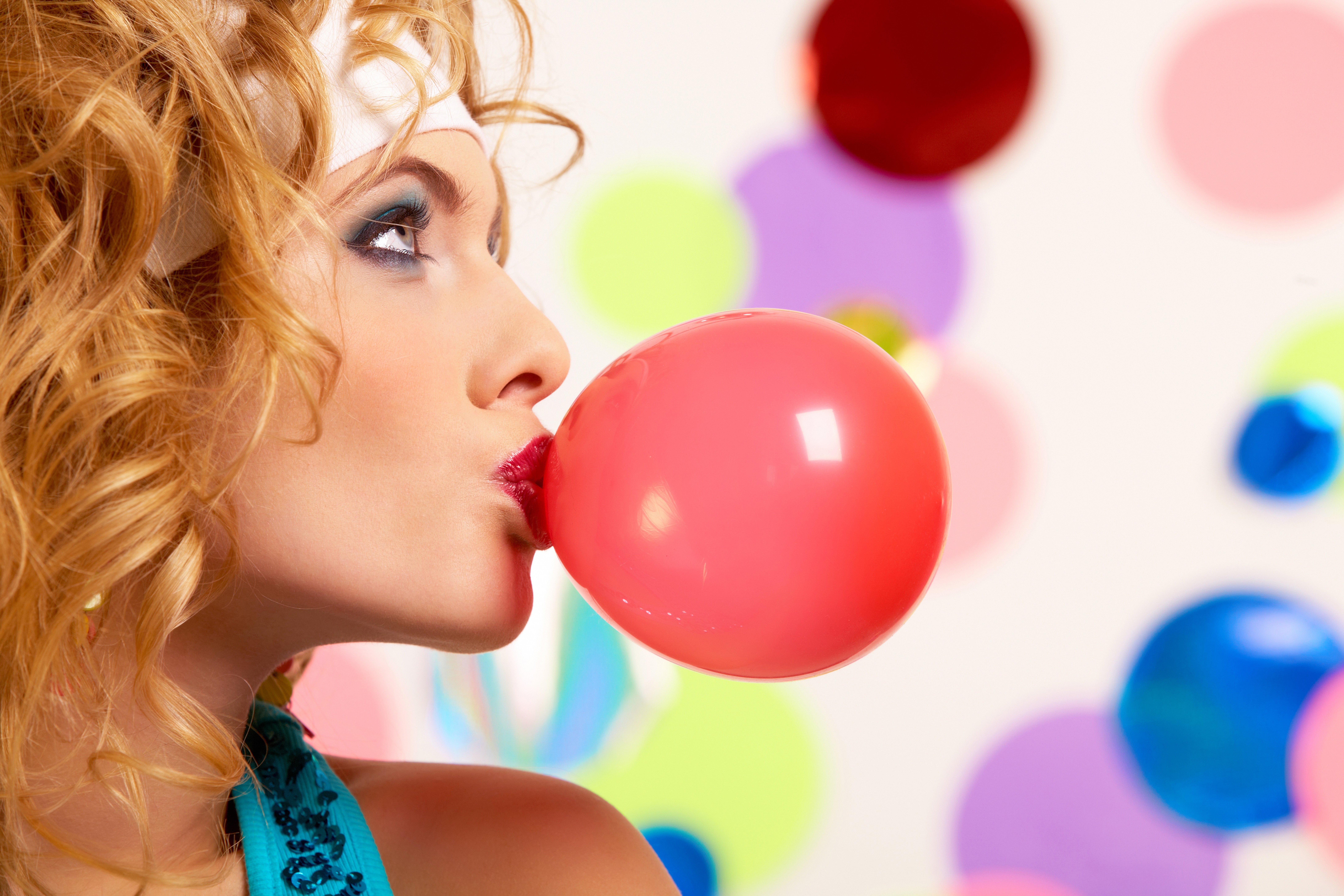 Desktop Hintergrundbilder Blondine luftballons Gesicht Mädchens Blond Mädchen Luftballon junge frau junge Frauen
