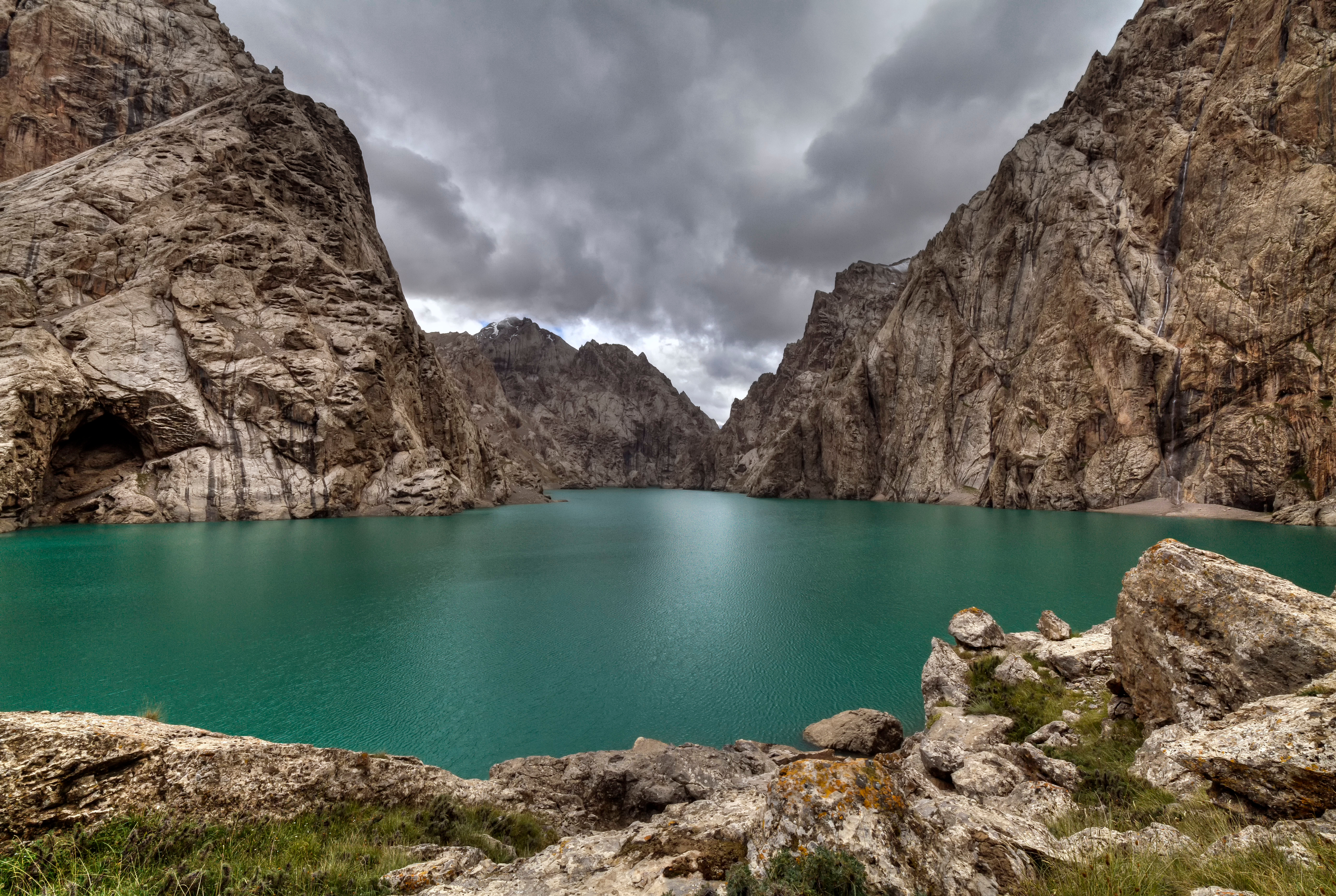 Skrivebordsbakgrunn Lake Kel Suu, Kyrgyzstan Fjell Natur Klippe Innsjø