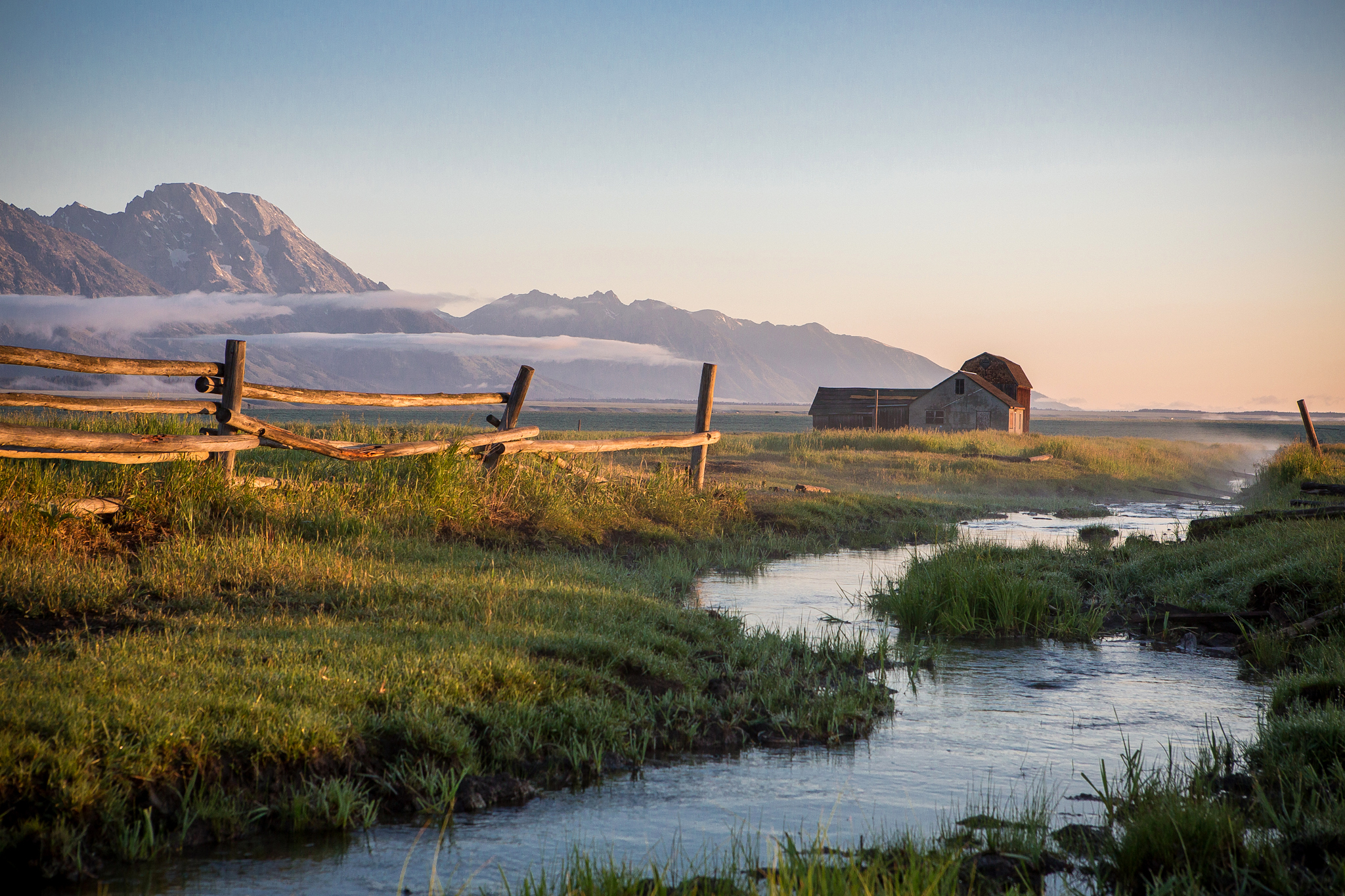 River farm. Американские просторы. Забор в горах. Горы горный ручей туман. Горы Исландия пейзаж с домиками.